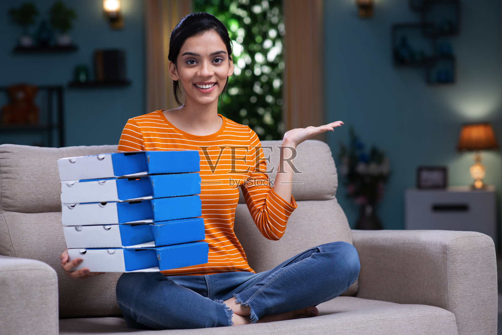 兴奋的年轻女子看着外卖披萨库存照片照片摄影图片