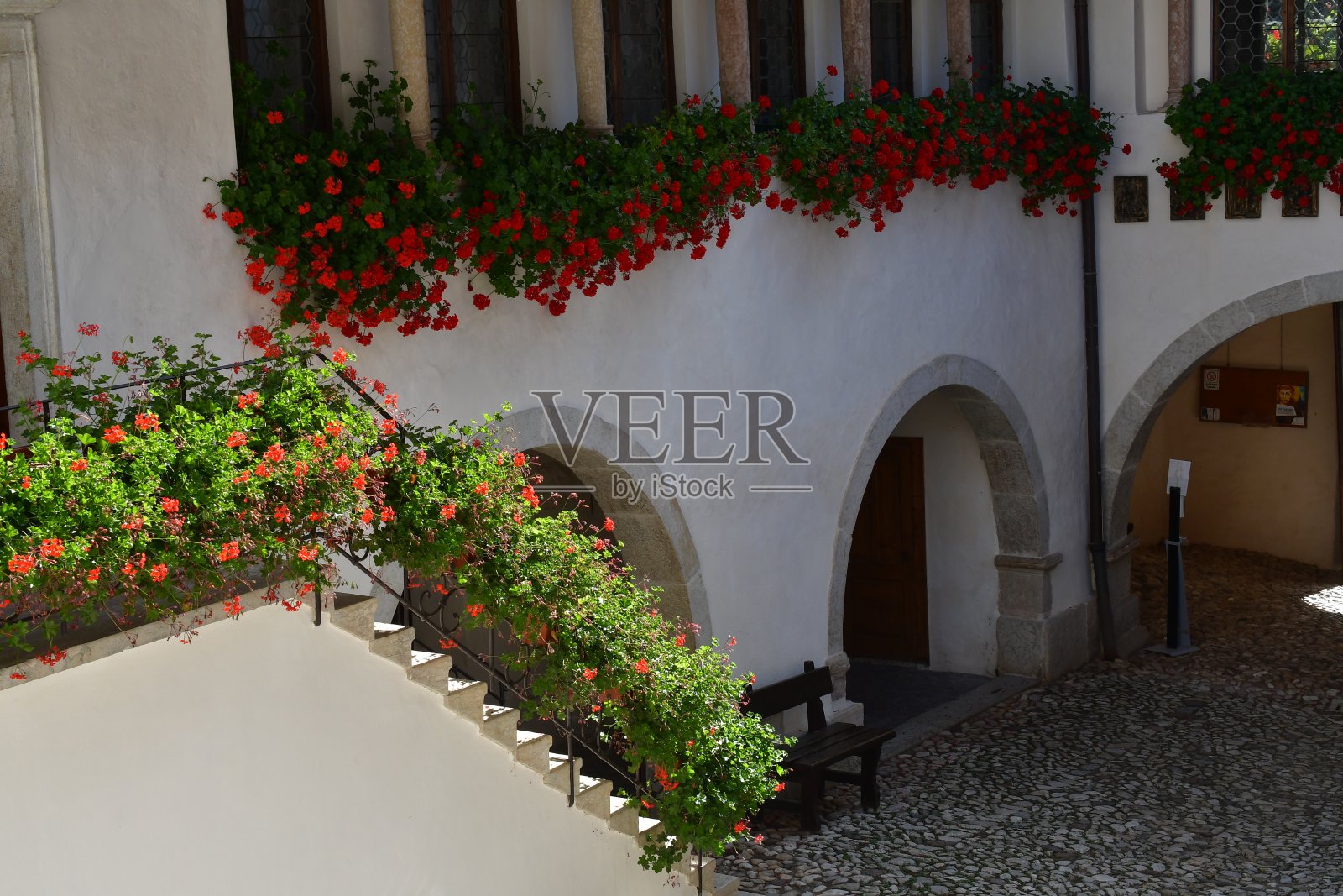 特伦蒂诺的圣罗梅迪奥修道院照片摄影图片