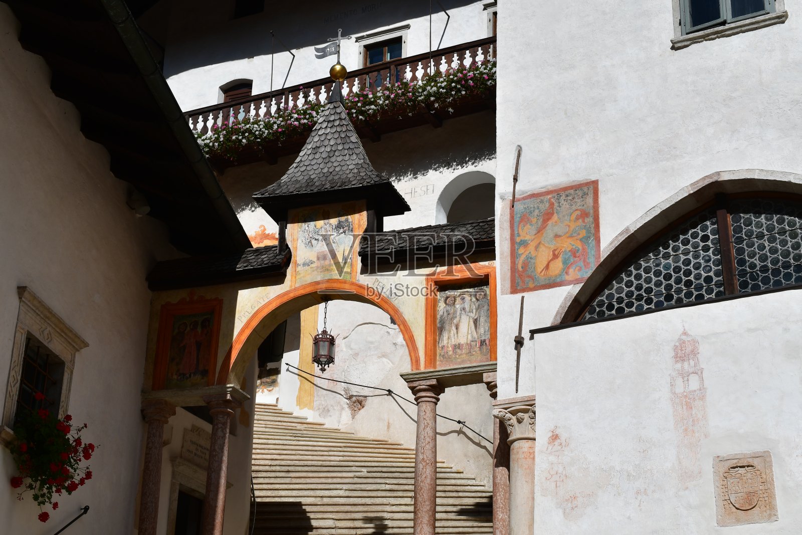 特伦蒂诺的圣罗梅迪奥修道院照片摄影图片