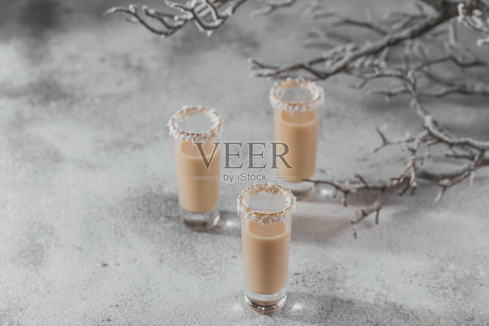 椰子片爱尔兰奶油或咖啡利口酒照片摄影图片