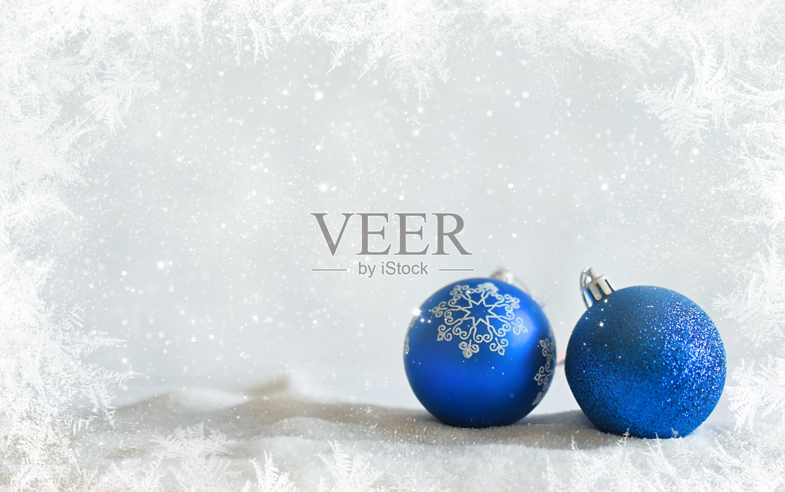 圣诞快乐，恭贺新禧。圣诞节装饰旗帜出售或贺卡。节日的舞会和装饰在白色的雪下飘落。照片摄影图片