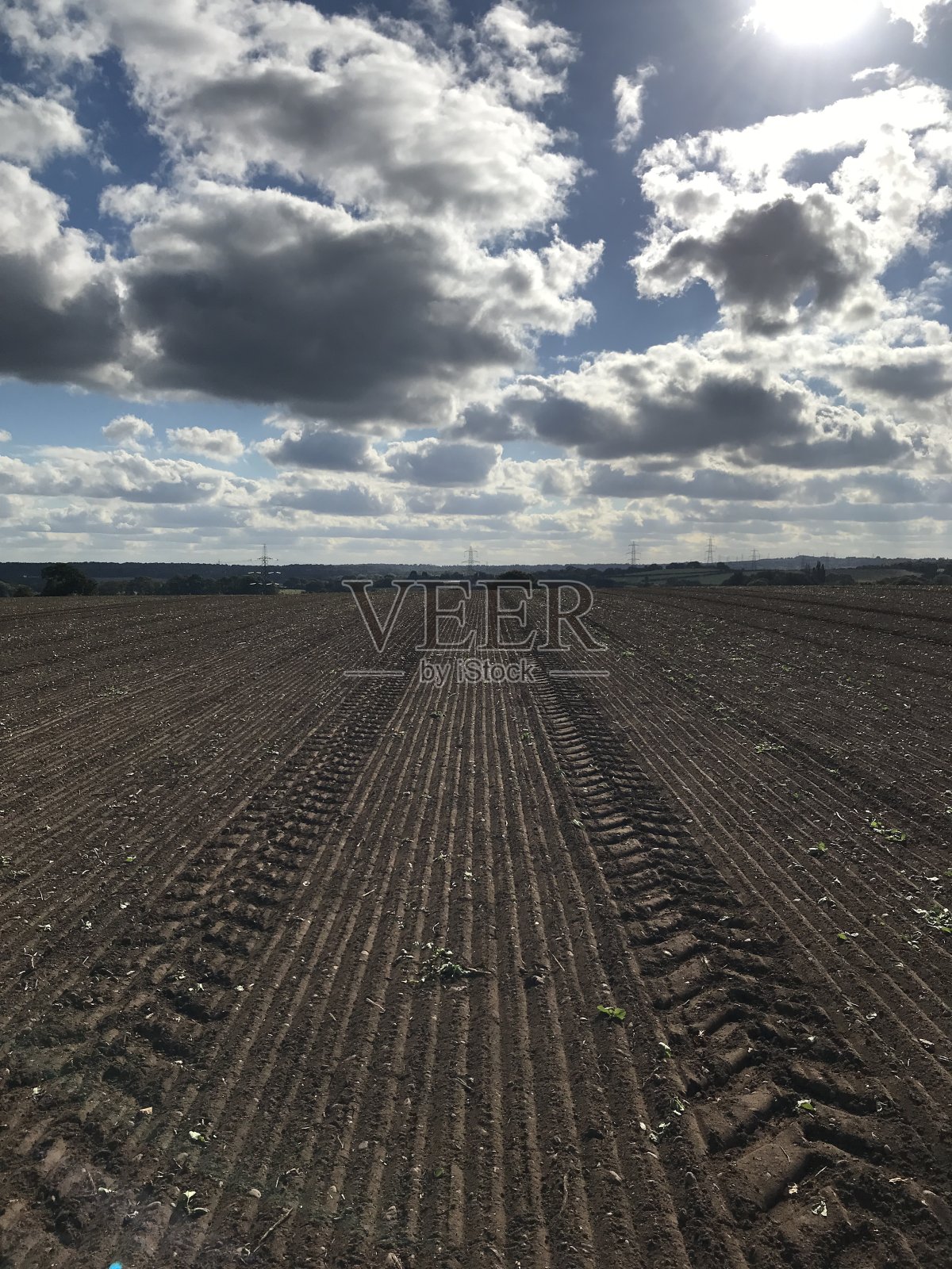 农田里的拖拉机履带照片摄影图片