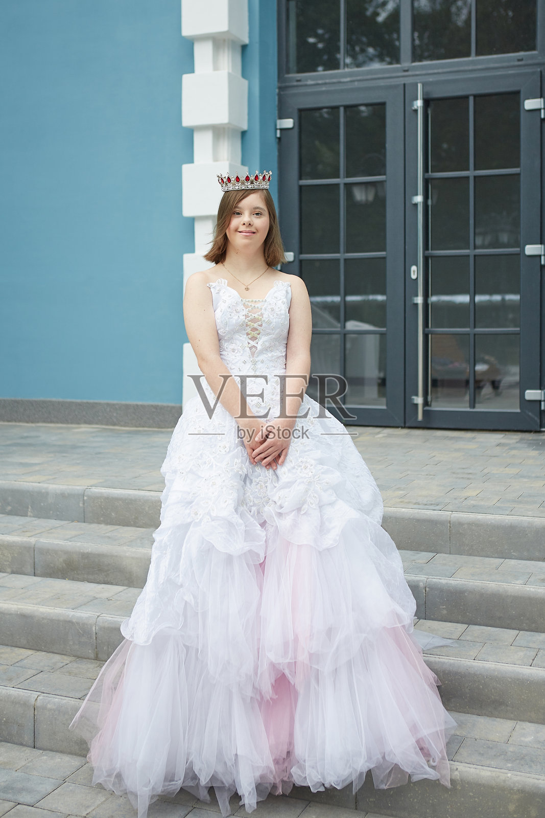 穿着婚纱的唐氏综合征女孩照片摄影图片