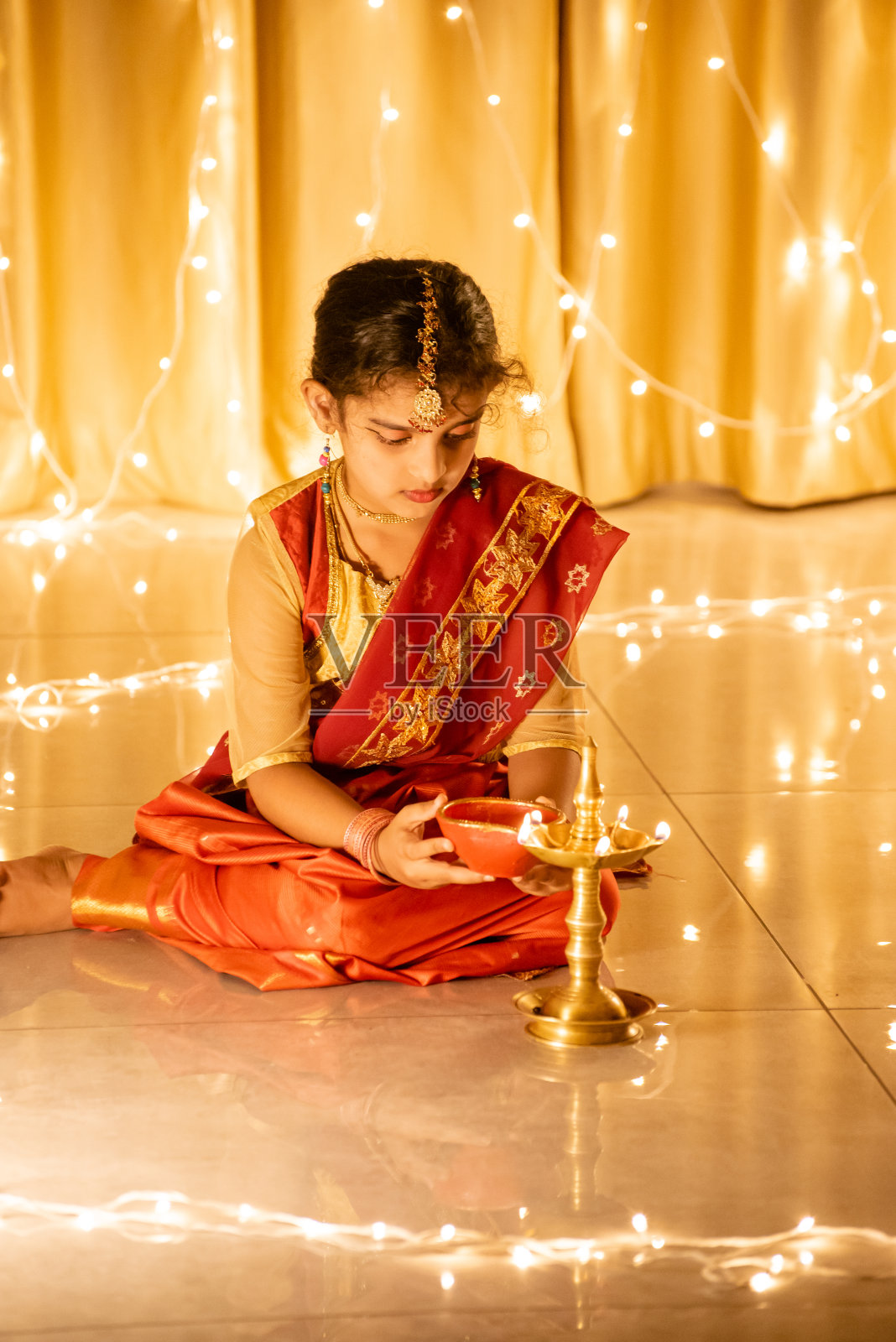 年轻的印度女孩拿着排灯节油灯照片摄影图片