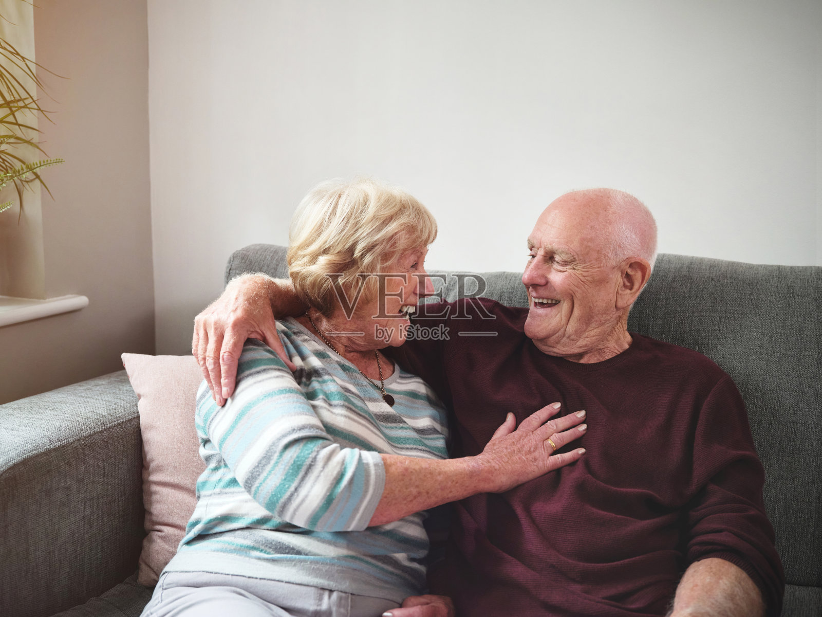 一张老年夫妇在家里沙发上休息的照片照片摄影图片