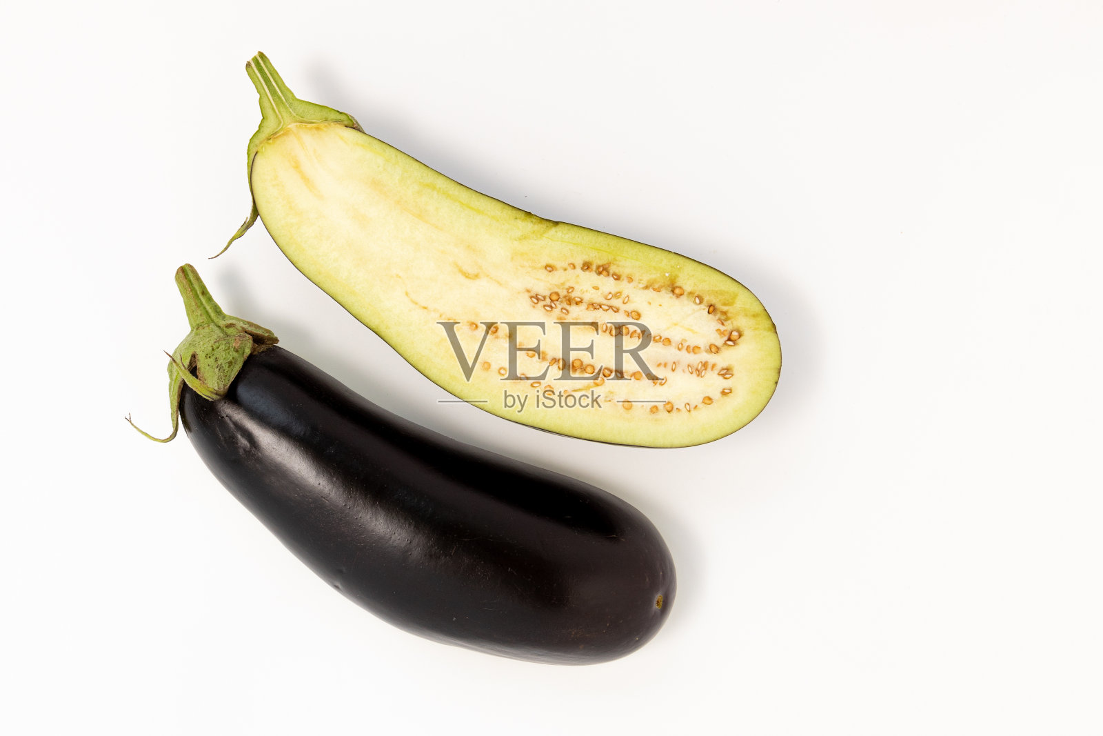 白色背景下的新鲜茄子照片摄影图片