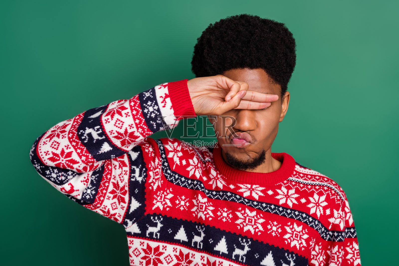 照片酷魅力自信的家伙手指盖眼睛穿印花毛衣孤立绿色背景照片摄影图片