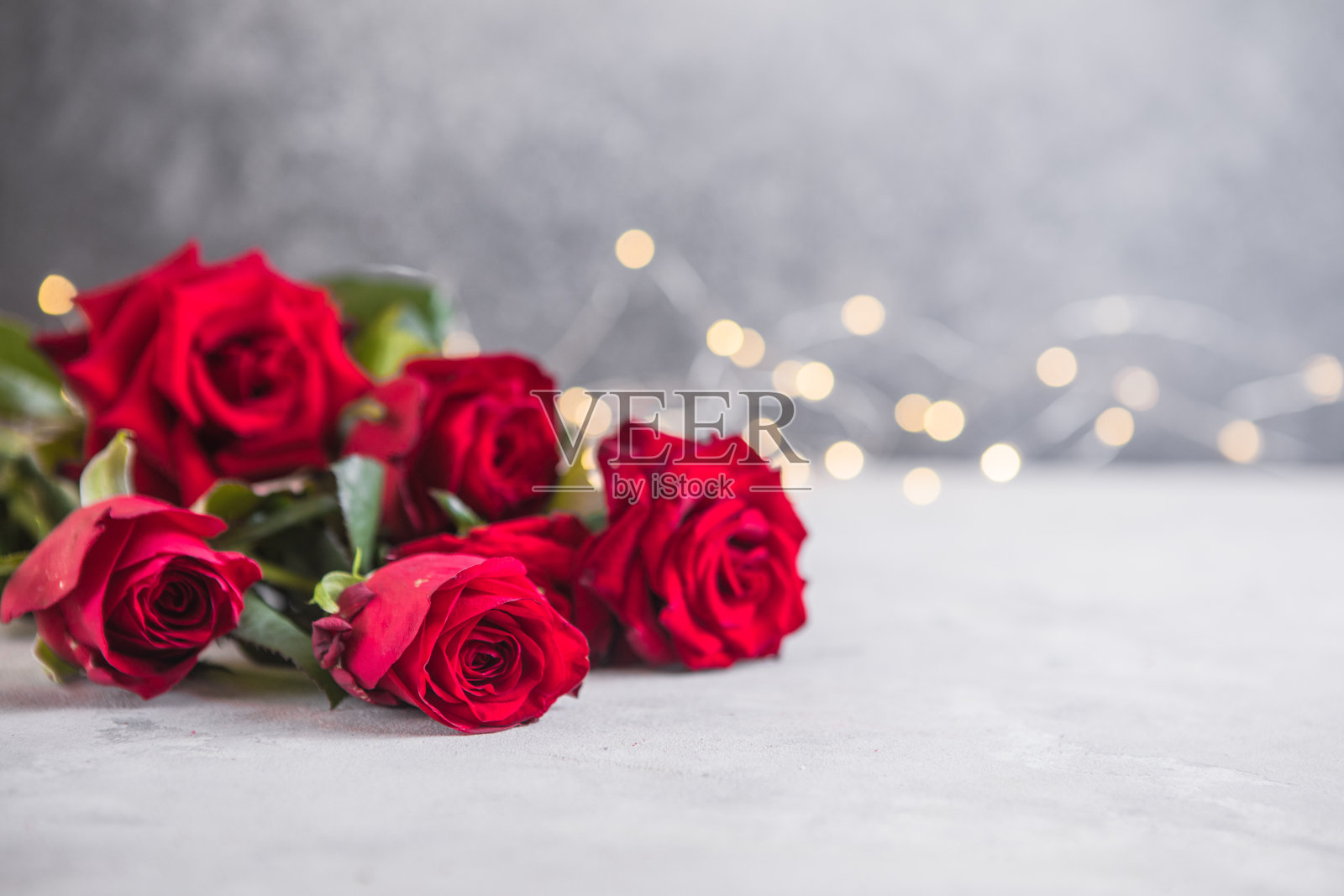 构图以美丽的红玫瑰为背景，空间为文字。情人节庆祝活动照片摄影图片