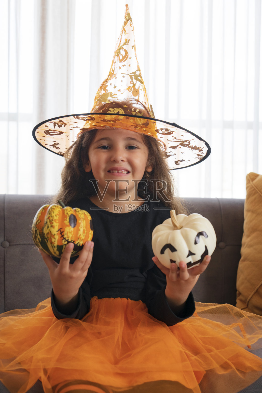 孩子们玩万圣节的装饰品照片摄影图片