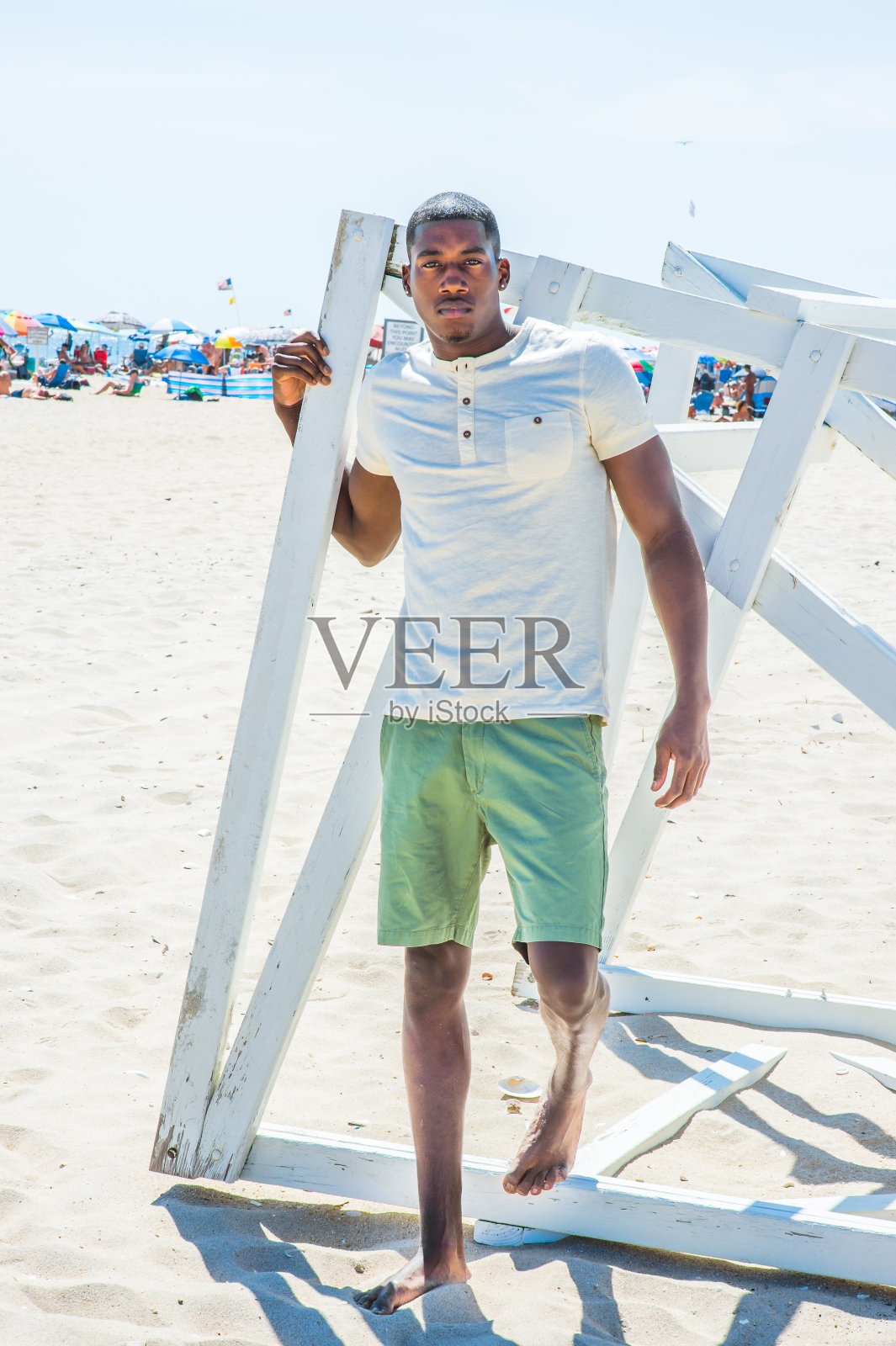 一个年轻的黑人站在沙滩上放松照片摄影图片