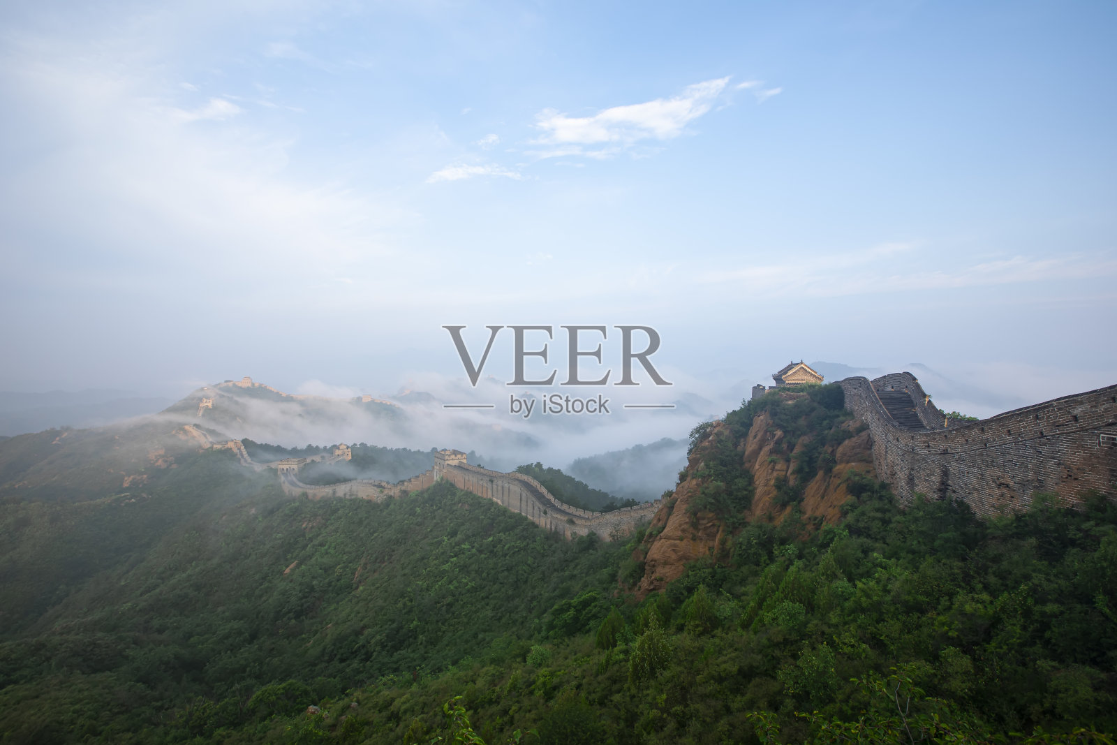 长城和早晨美丽的云朵照片摄影图片