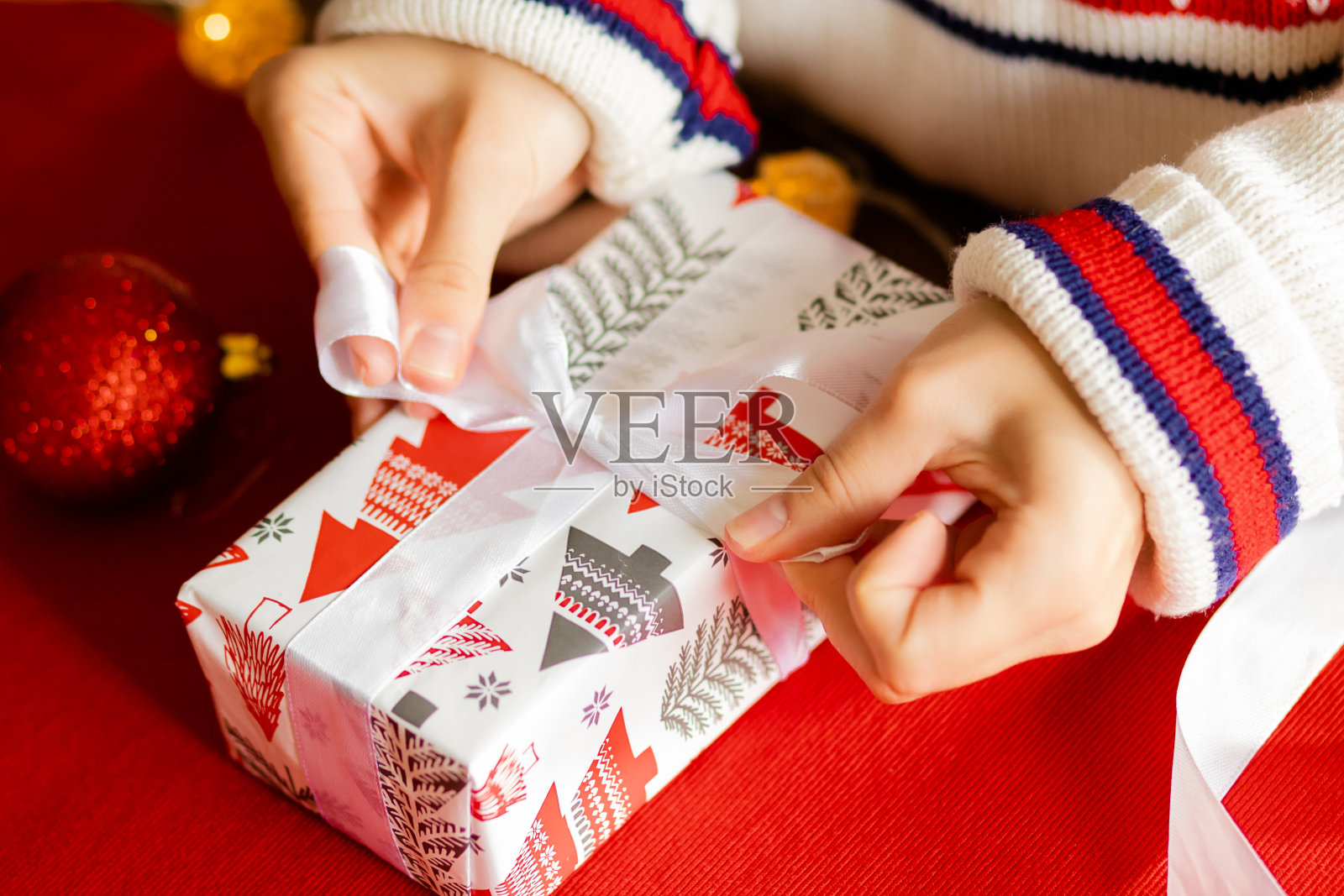 准备圣诞节。年轻女子在家包装礼物和礼物照片摄影图片