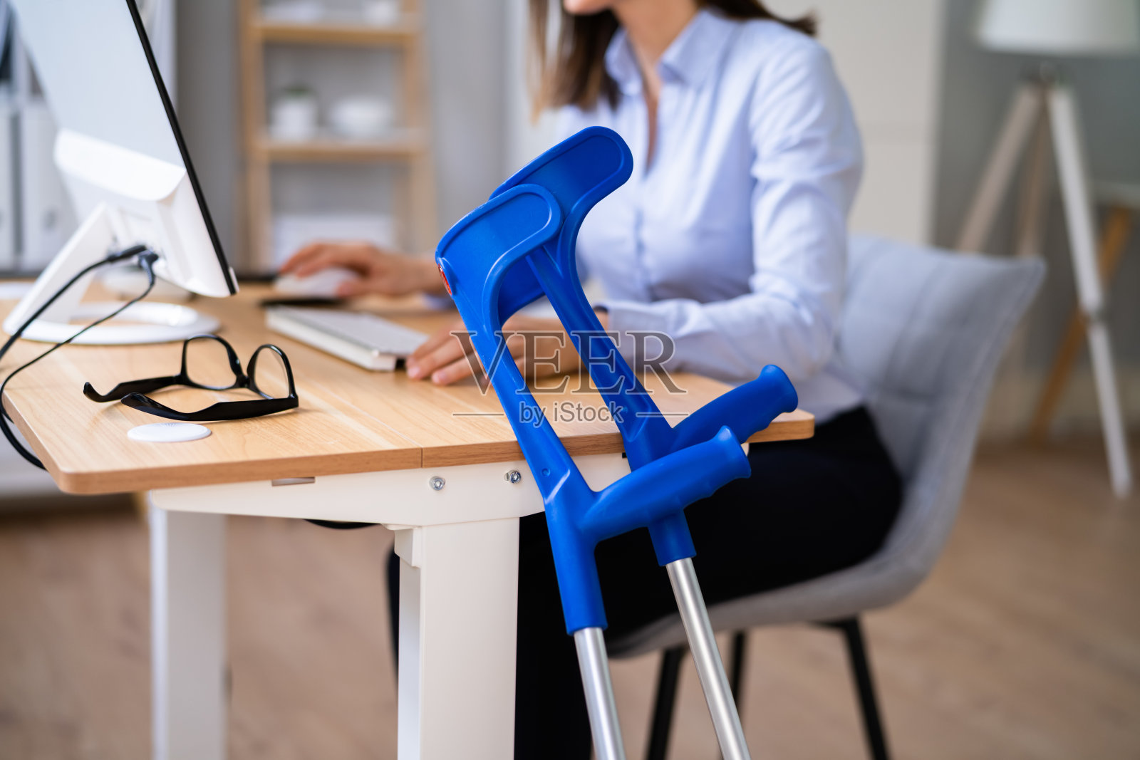 在办公室意外受伤的年轻工人照片摄影图片