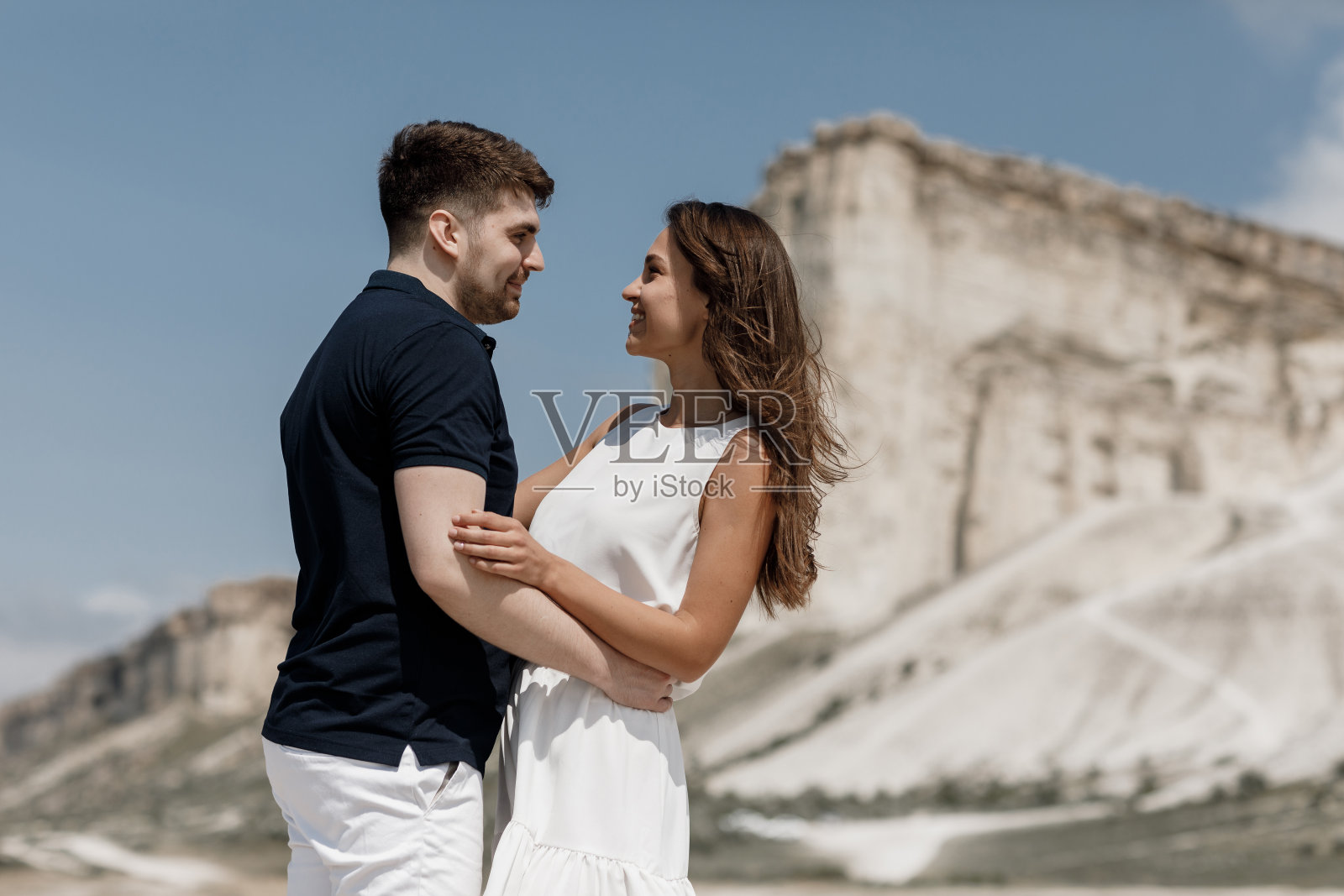 幸福的情侣在夏日的山野中漫步、拥抱照片摄影图片