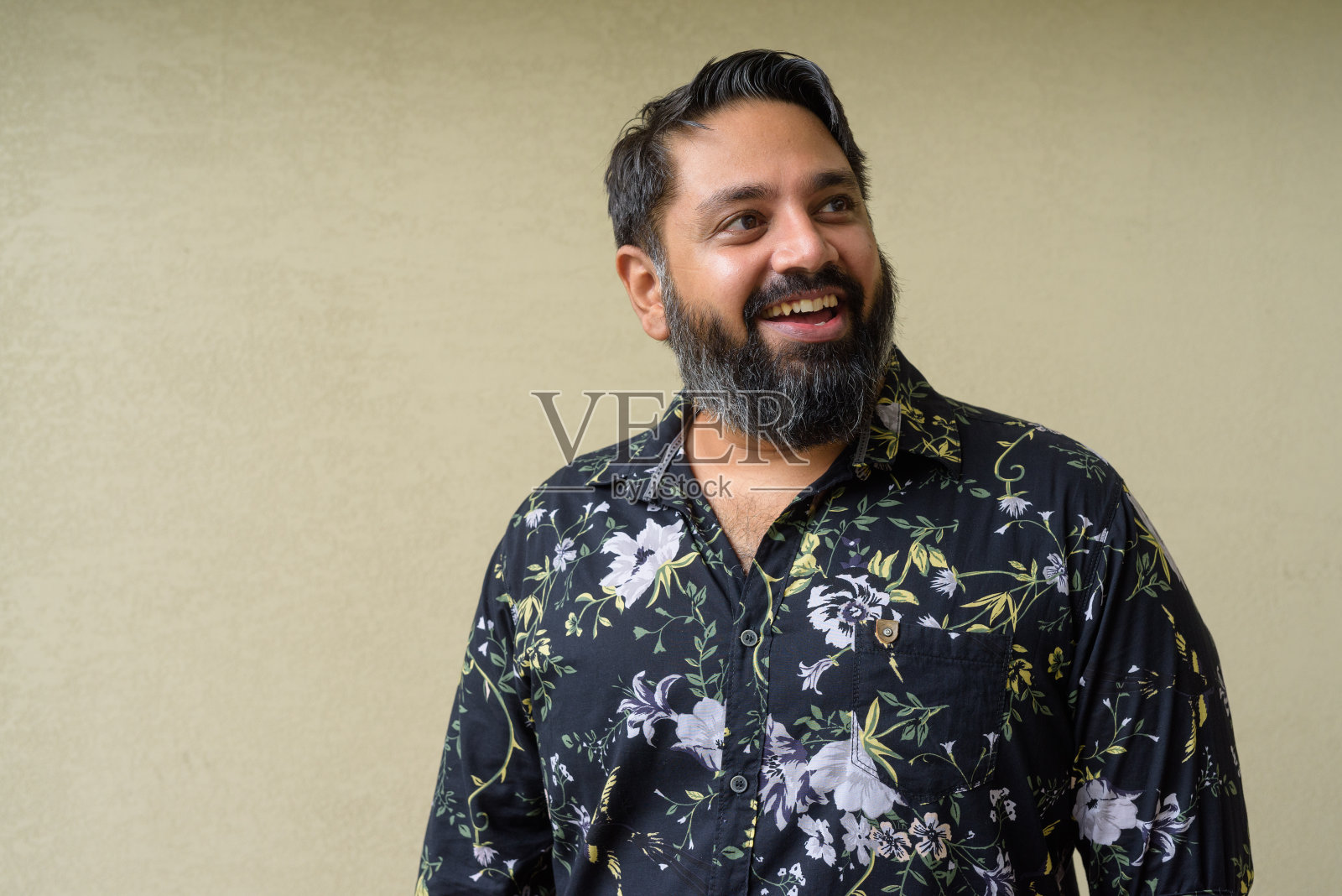 英俊的留着大胡子的印度人的肖像在朴素的背景下照片摄影图片