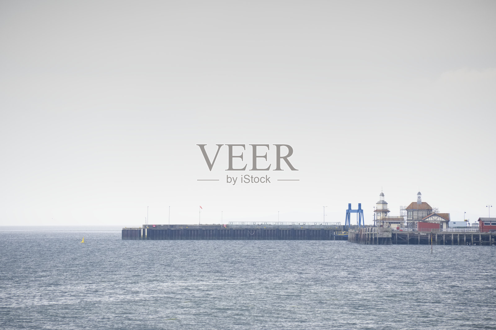 废弃的维多利亚时代木制码头建筑在杜恩照片摄影图片