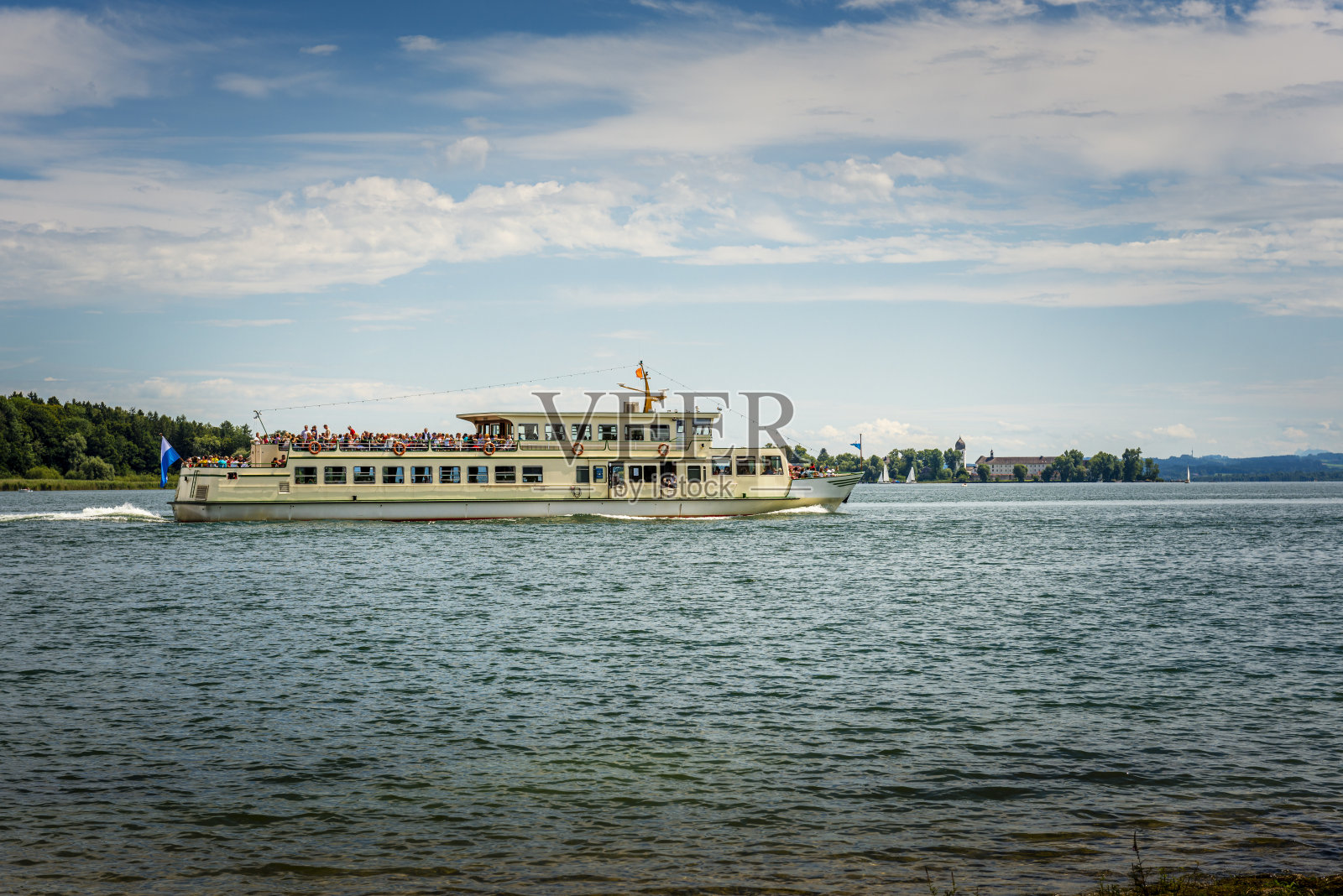 在奇姆湖上的游船，在弗劳恩奇姆湖岛的后修道院照片摄影图片