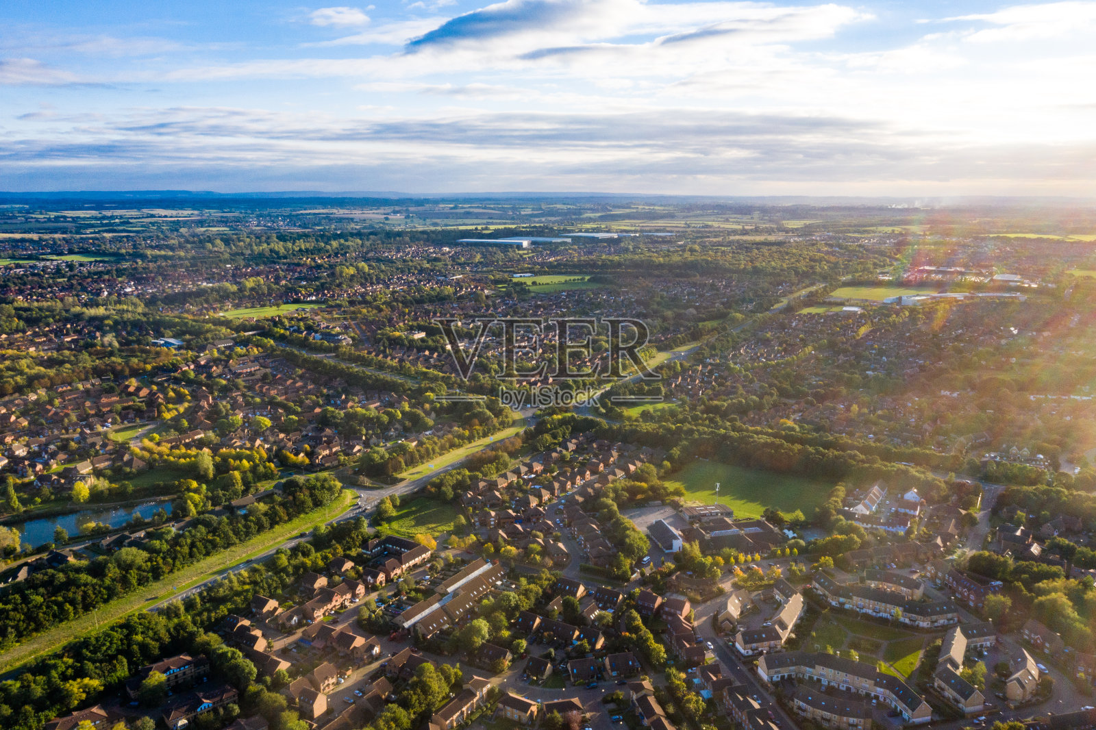 鸟瞰图郊区社区与相同的富裕，米尔顿凯恩斯，Furzton照片摄影图片