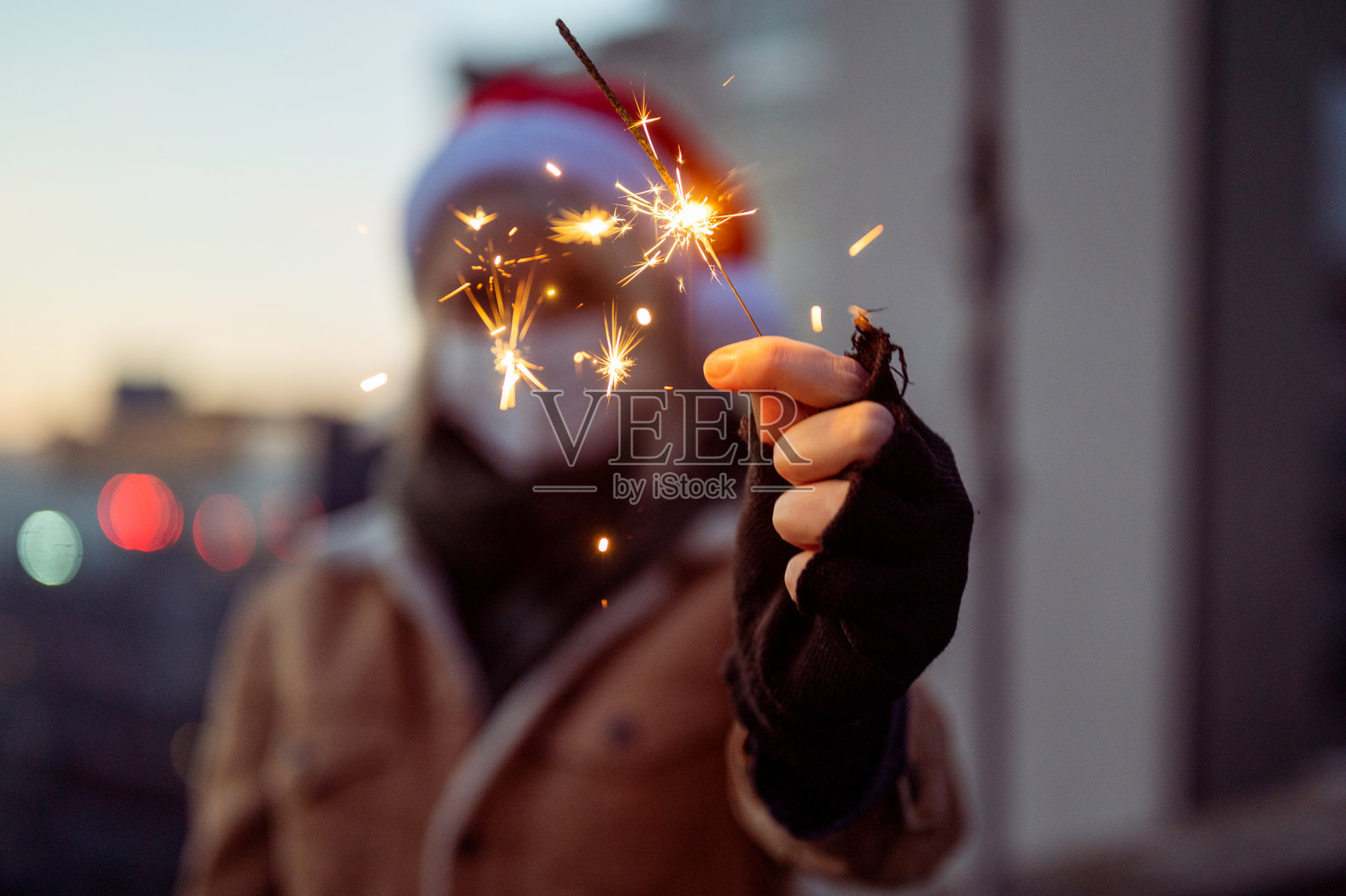 一个面目全非的女人拿着一个闪闪发光的东西照片摄影图片