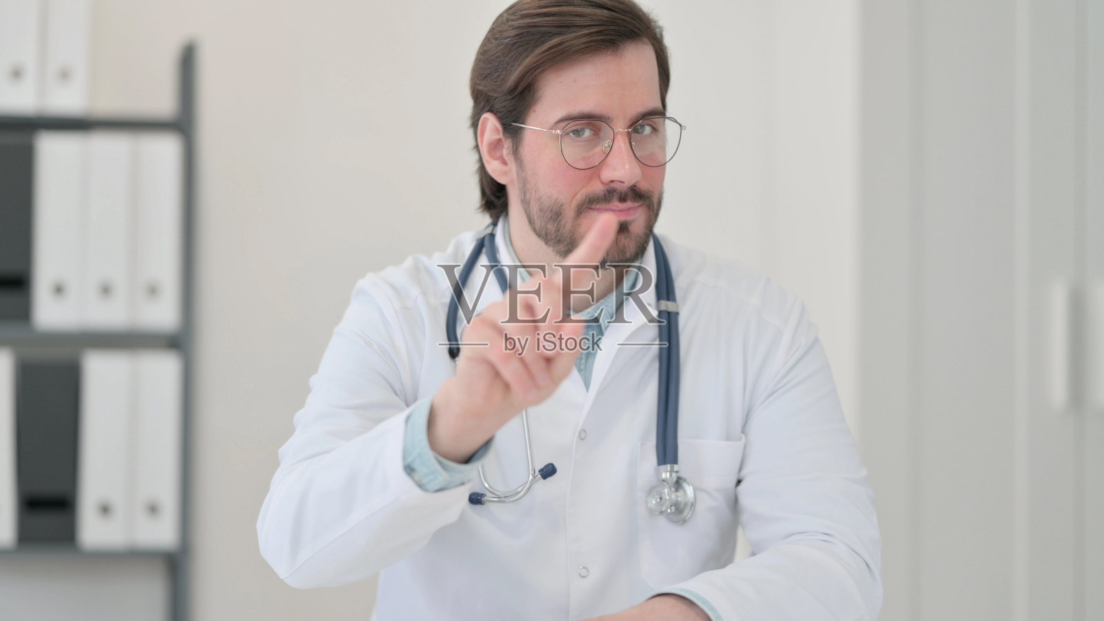 《没有迹象的手指肖像》，作者:年轻的医生照片摄影图片