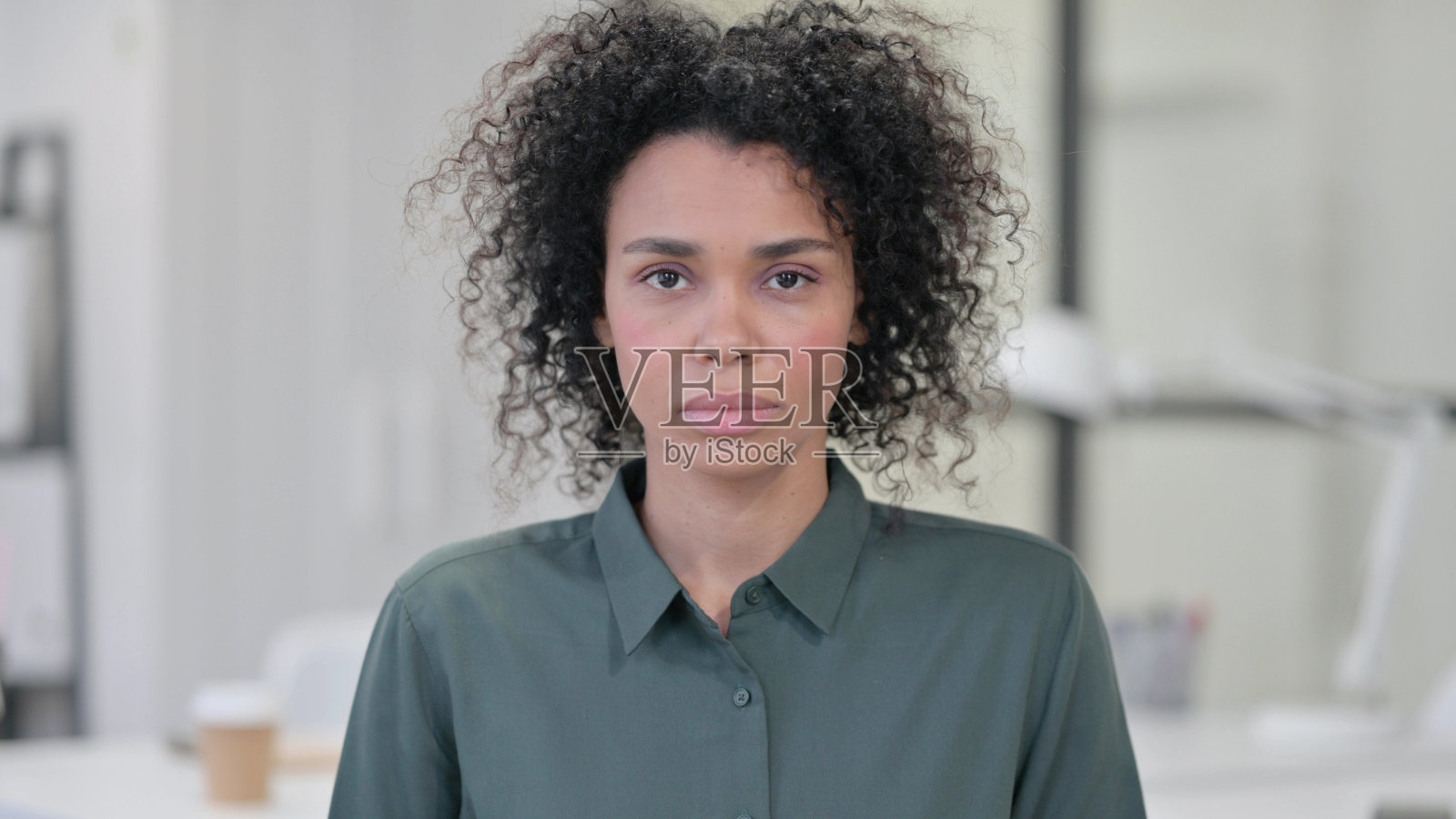 非洲妇女看着相机照片摄影图片