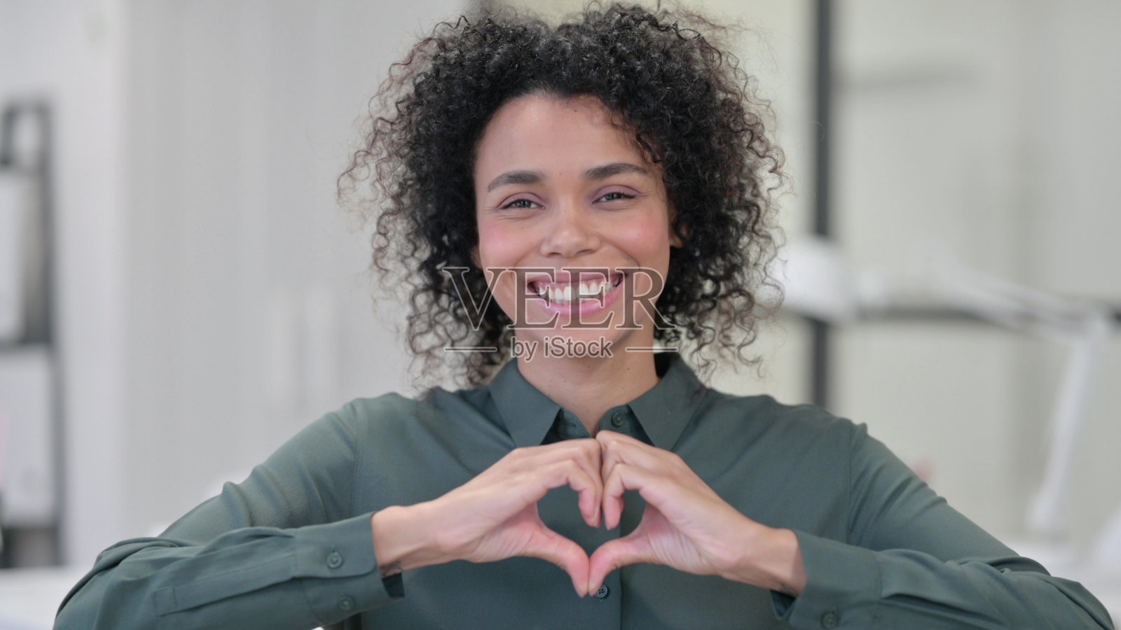 非洲妇女用手制作心形照片摄影图片