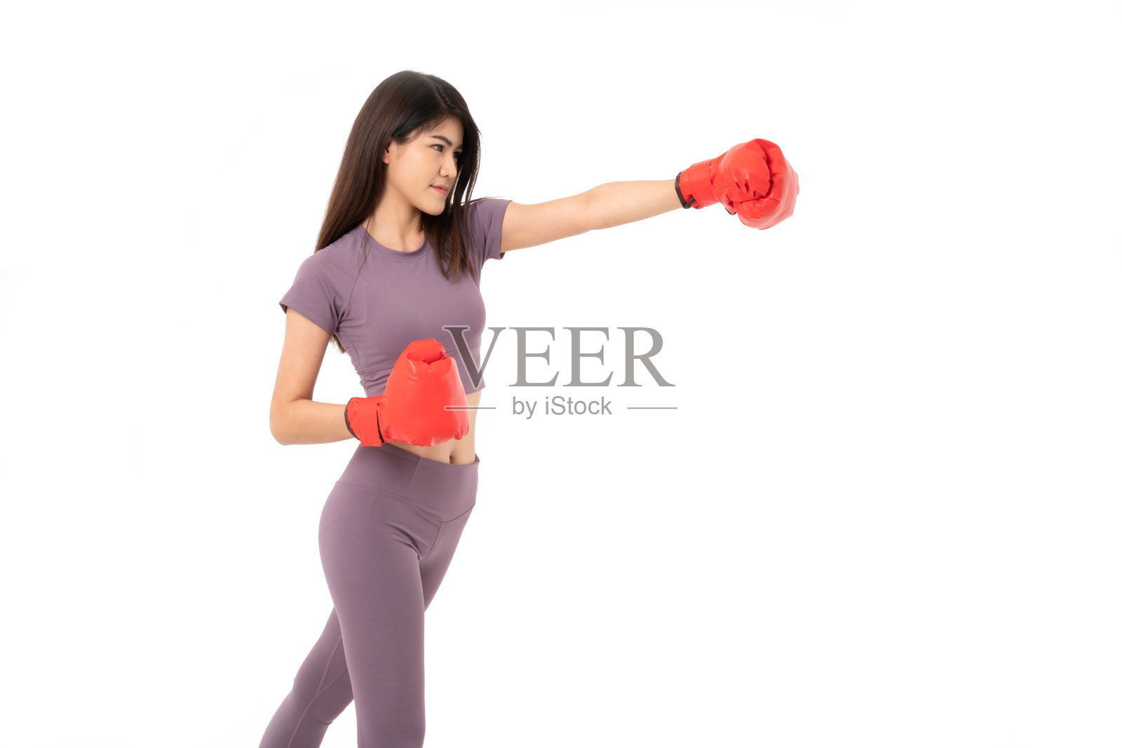美丽的亚洲女性肖像带着红色的拳击手套站在微笑，摄影棚在白色的背景下孤立拍摄，健身的概念，运动和健康照片摄影图片