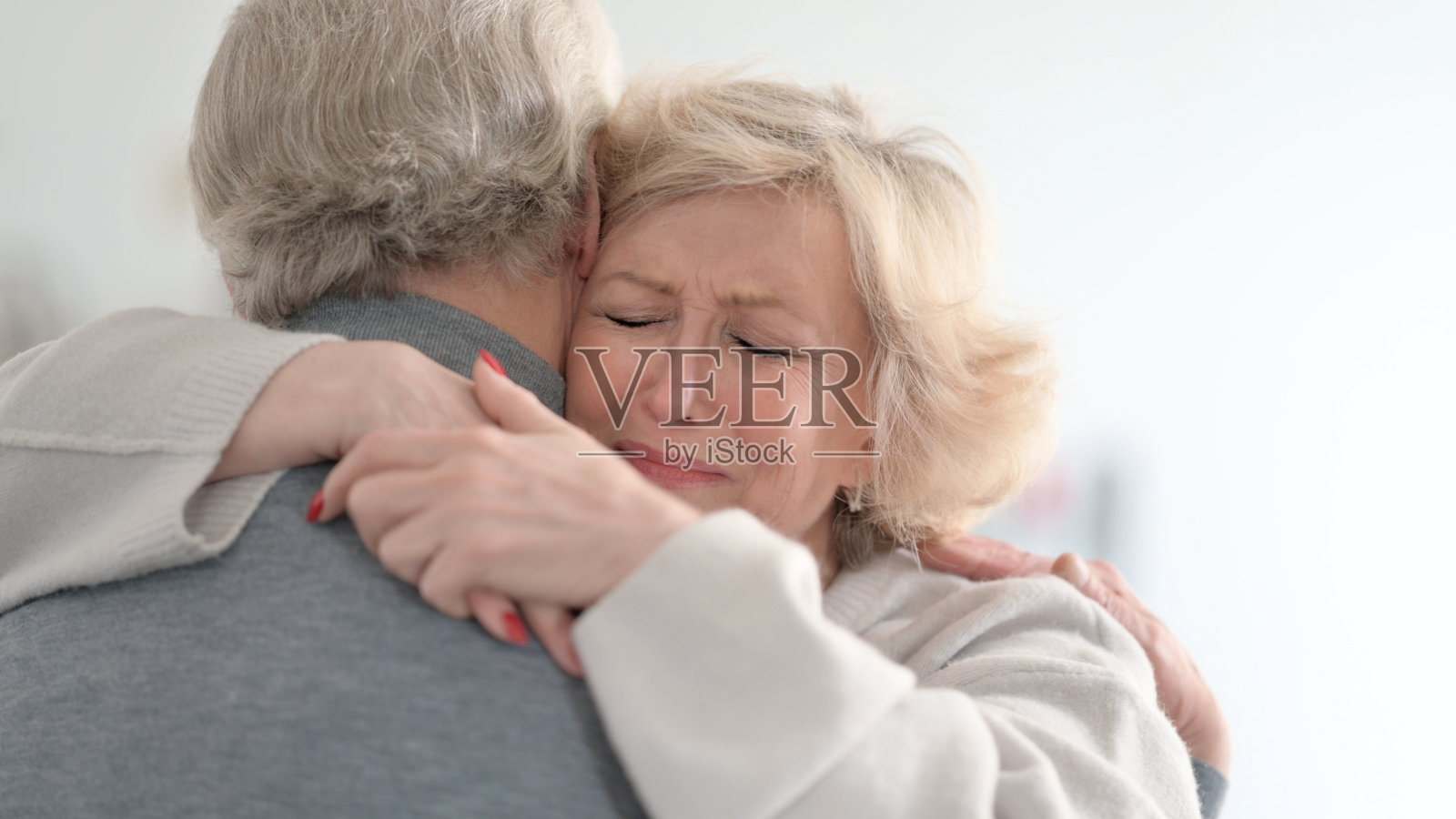 在家拥抱伴侣的沮丧的白人老妇人照片摄影图片