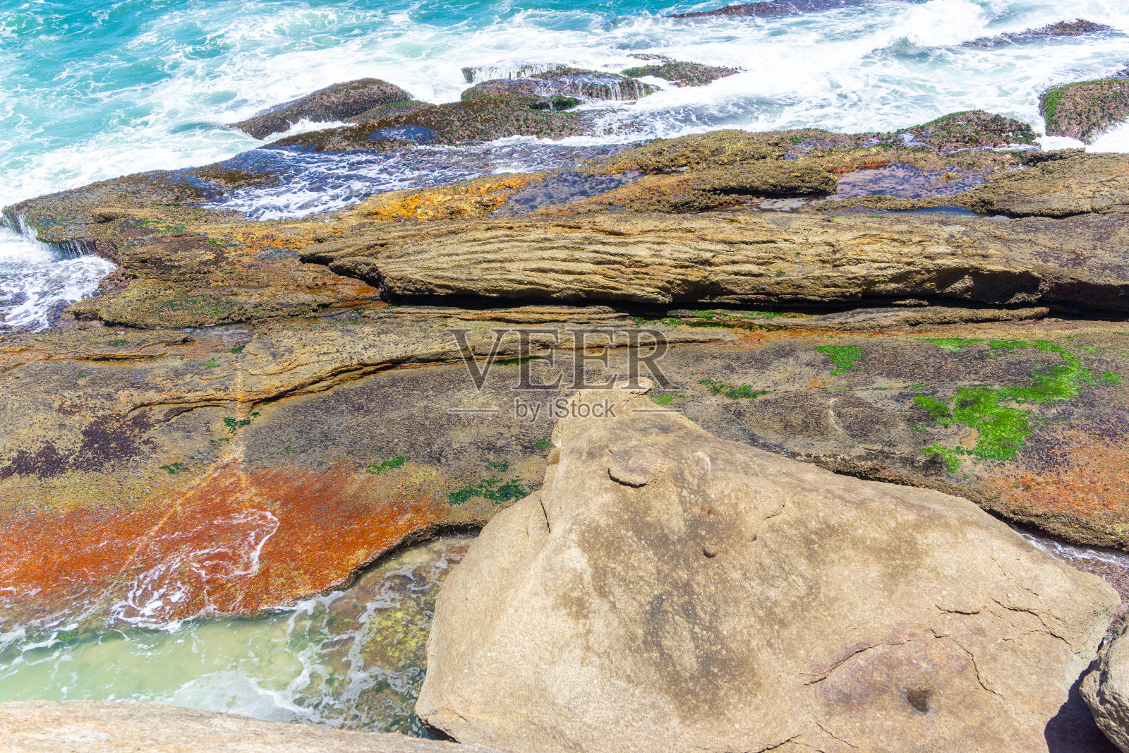 科帕卡巴纳以其半月形的海滩而闻名，是里约热内卢最热闹的地区之一。沙滩和马赛克的长廊吸引着当地人和游客享受各种24小时的活动。照片摄影图片