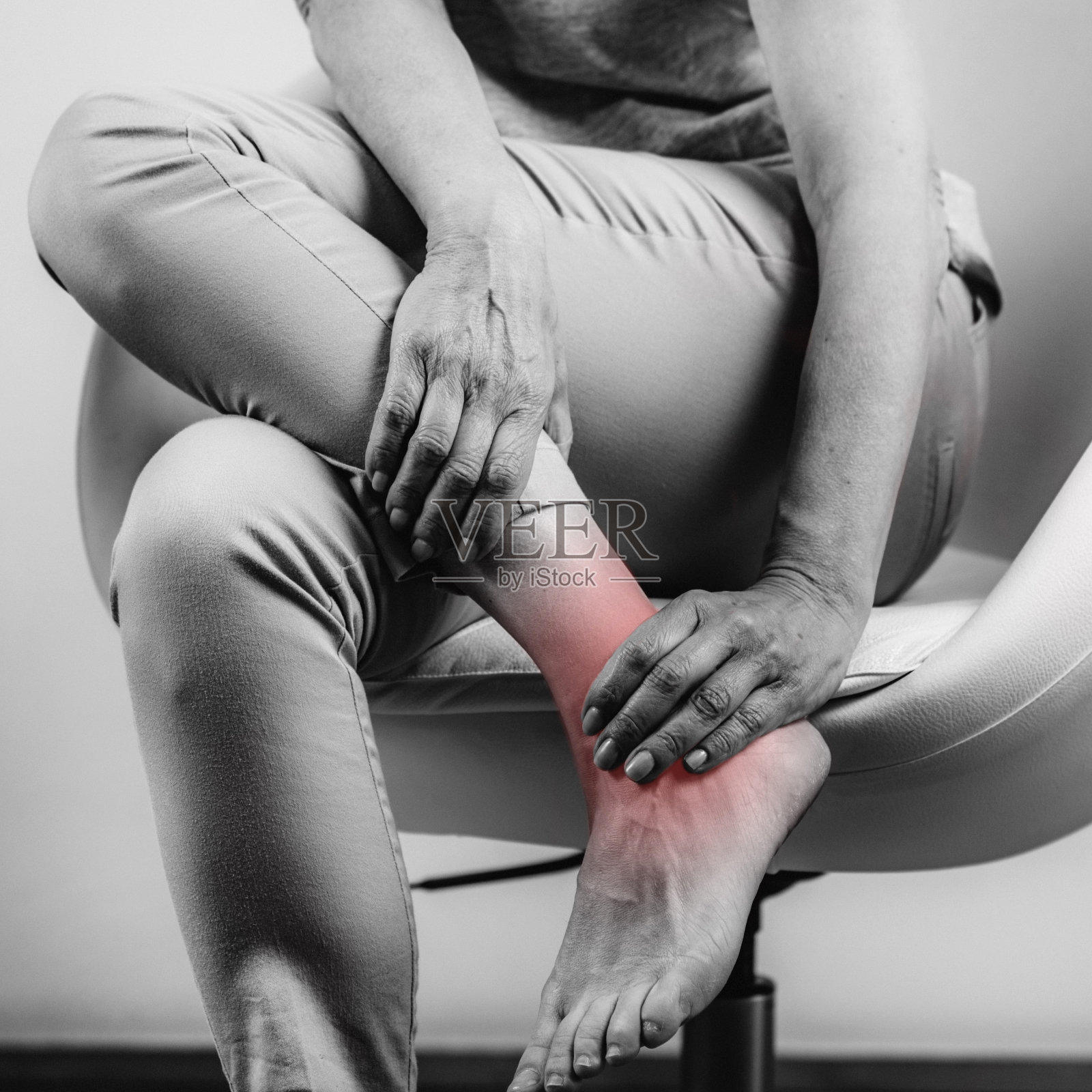 老年妇女踝关节疼痛。照片摄影图片