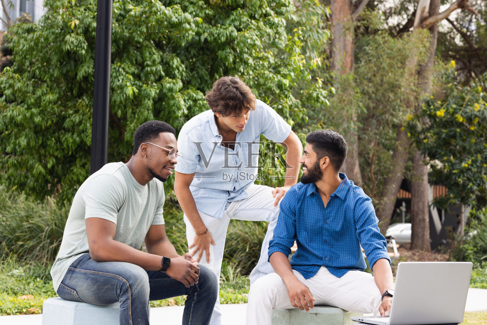 校园里各种各样的学生照片摄影图片