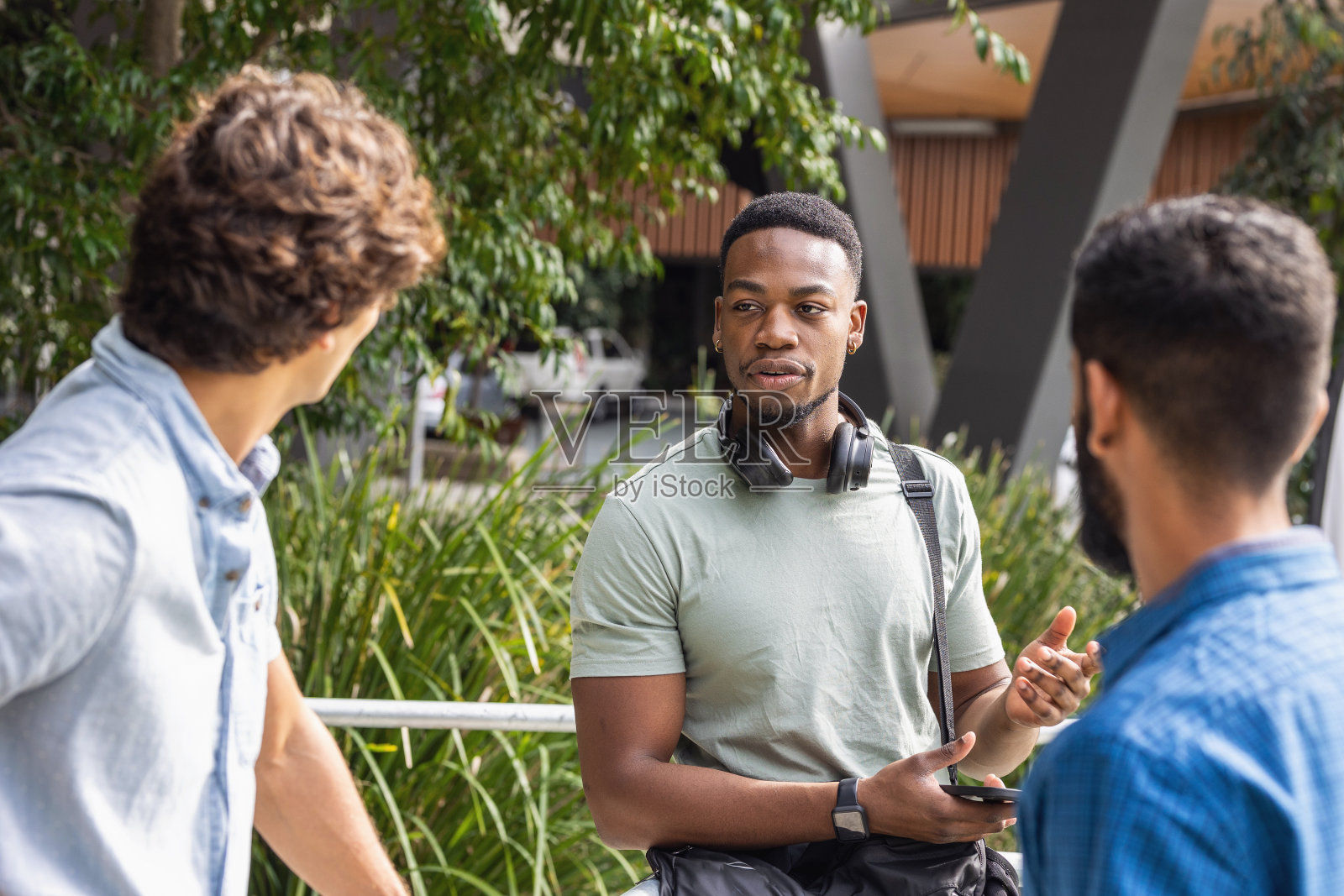 非裔澳大利亚学生与朋友在校园放松照片摄影图片