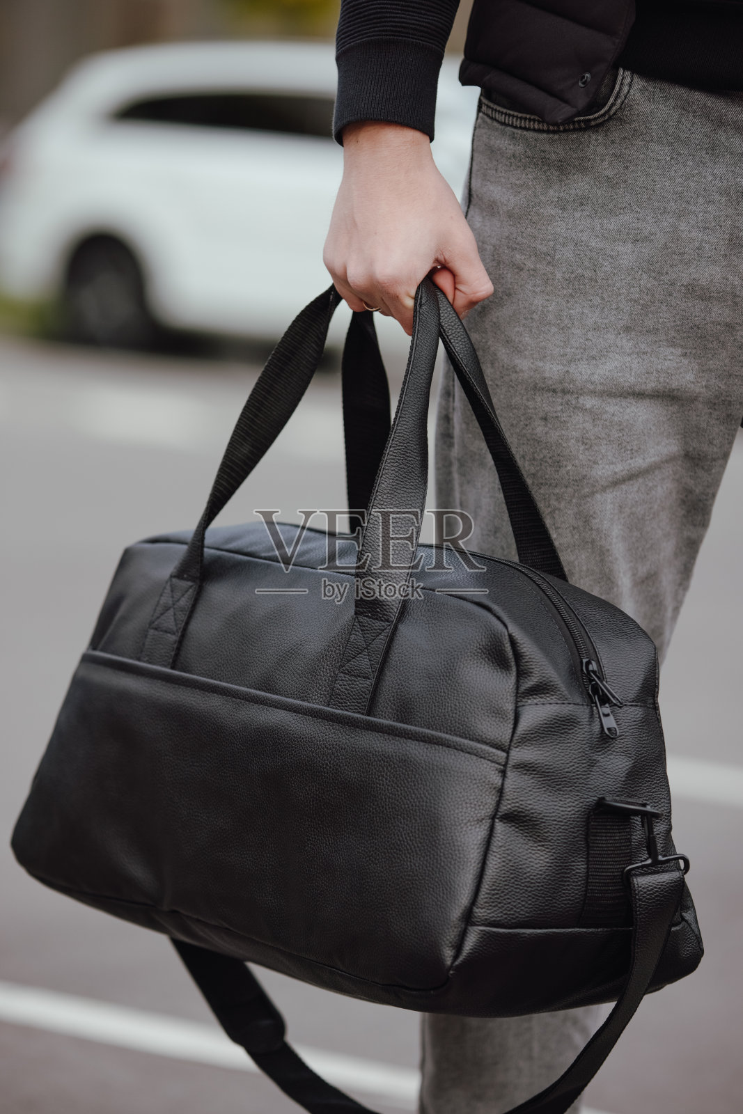 在城市里拿着包的陌生男人照片摄影图片