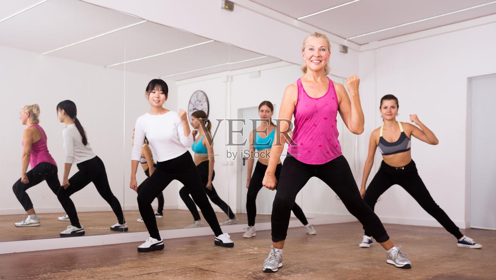 普通活跃的女性在练习舞蹈动作照片摄影图片