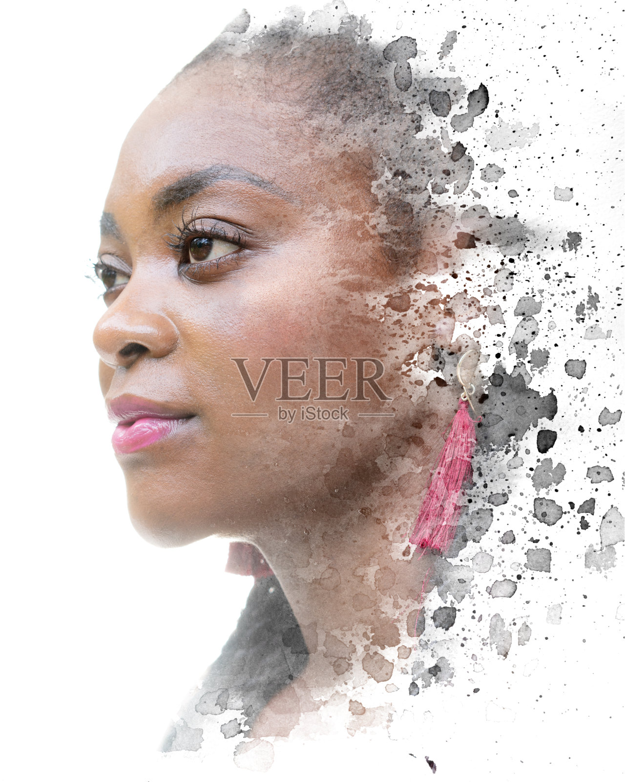 Paintography。一幅年轻女子的肖像加上黑色墨水的飞溅。照片摄影图片