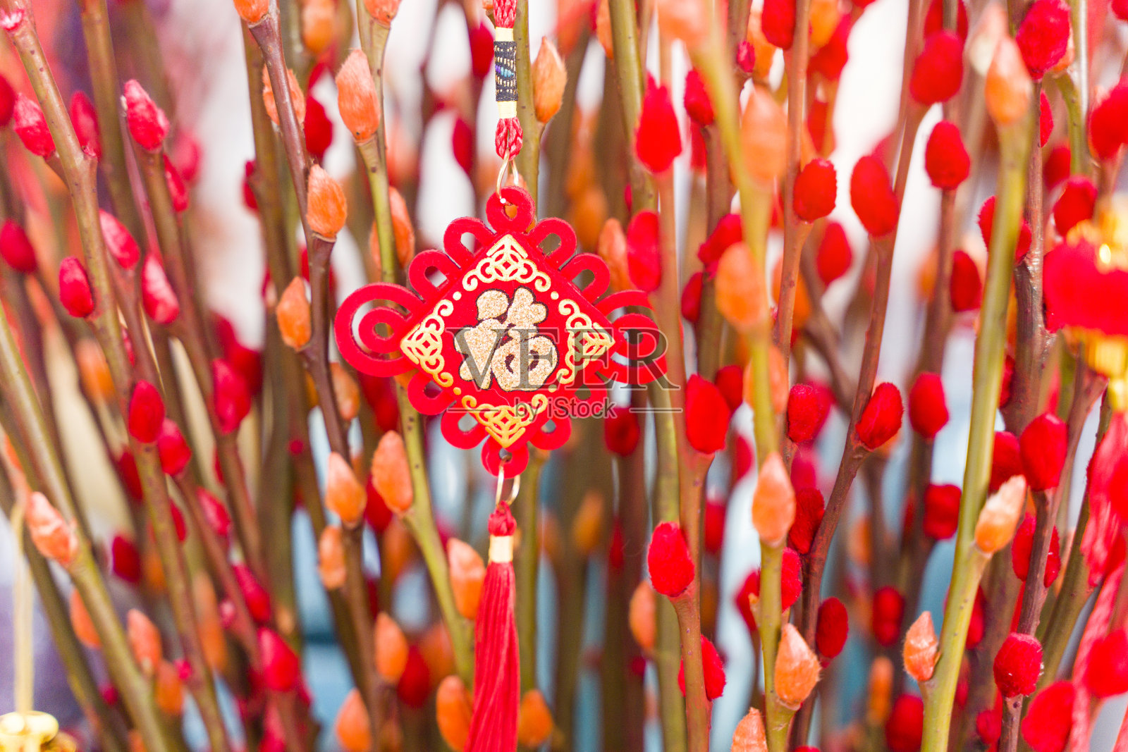 吉祥结挂在花上是中国新年的问候，汉字意味着新年的美好祝福照片摄影图片