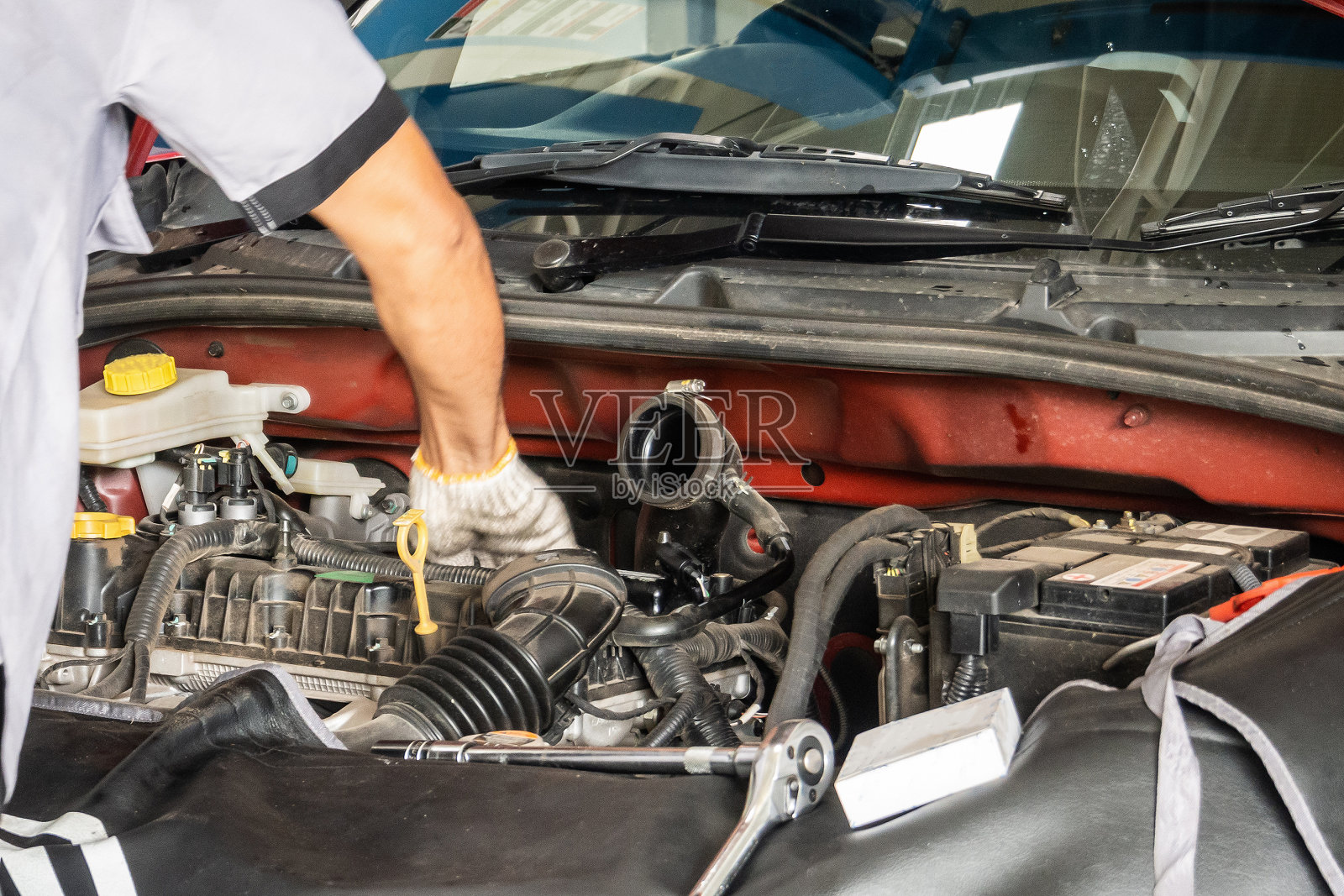 汽车机械师在车库里修理汽车发动机照片摄影图片