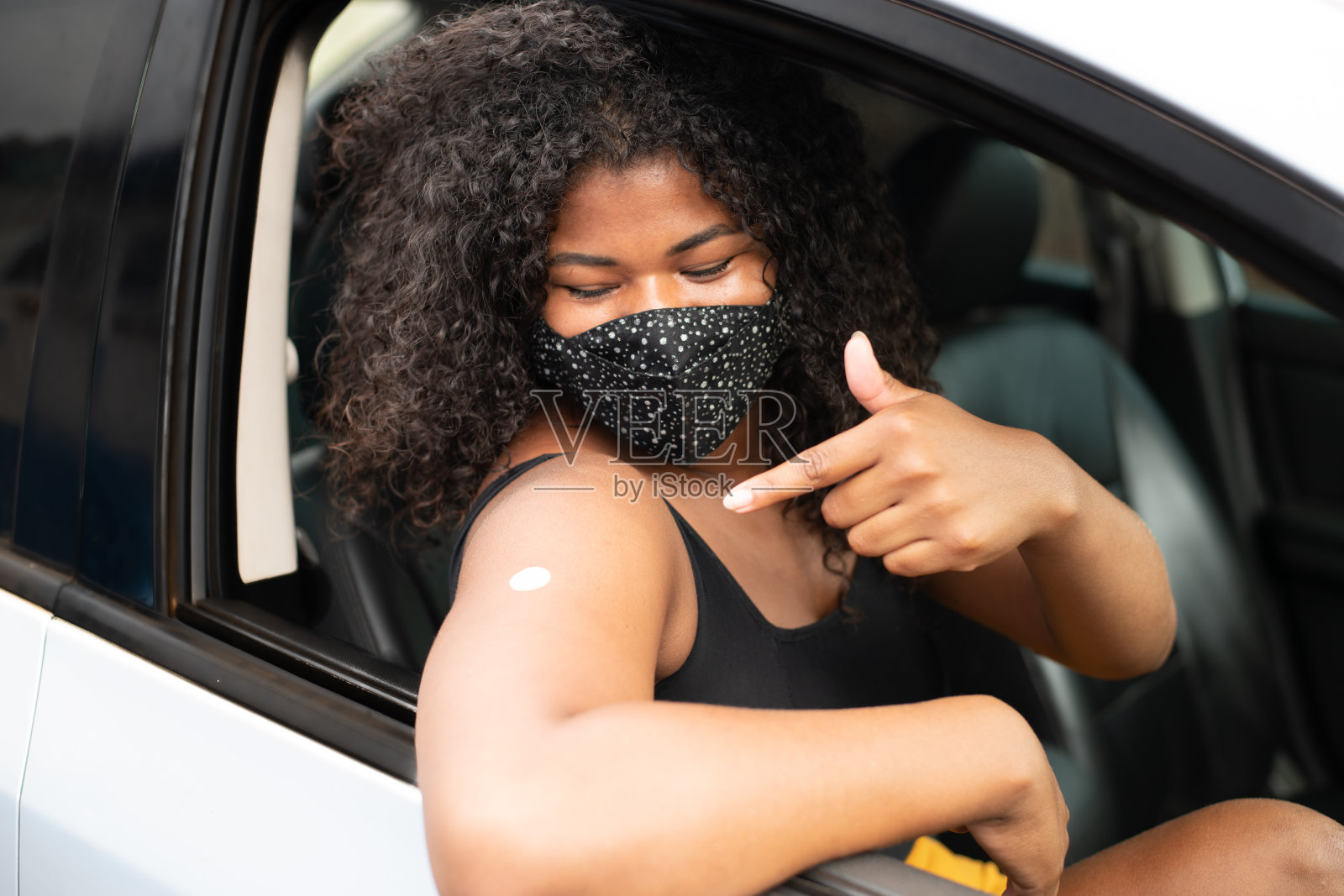 年轻人微笑着。妇女在车里接种疫苗后。照片摄影图片