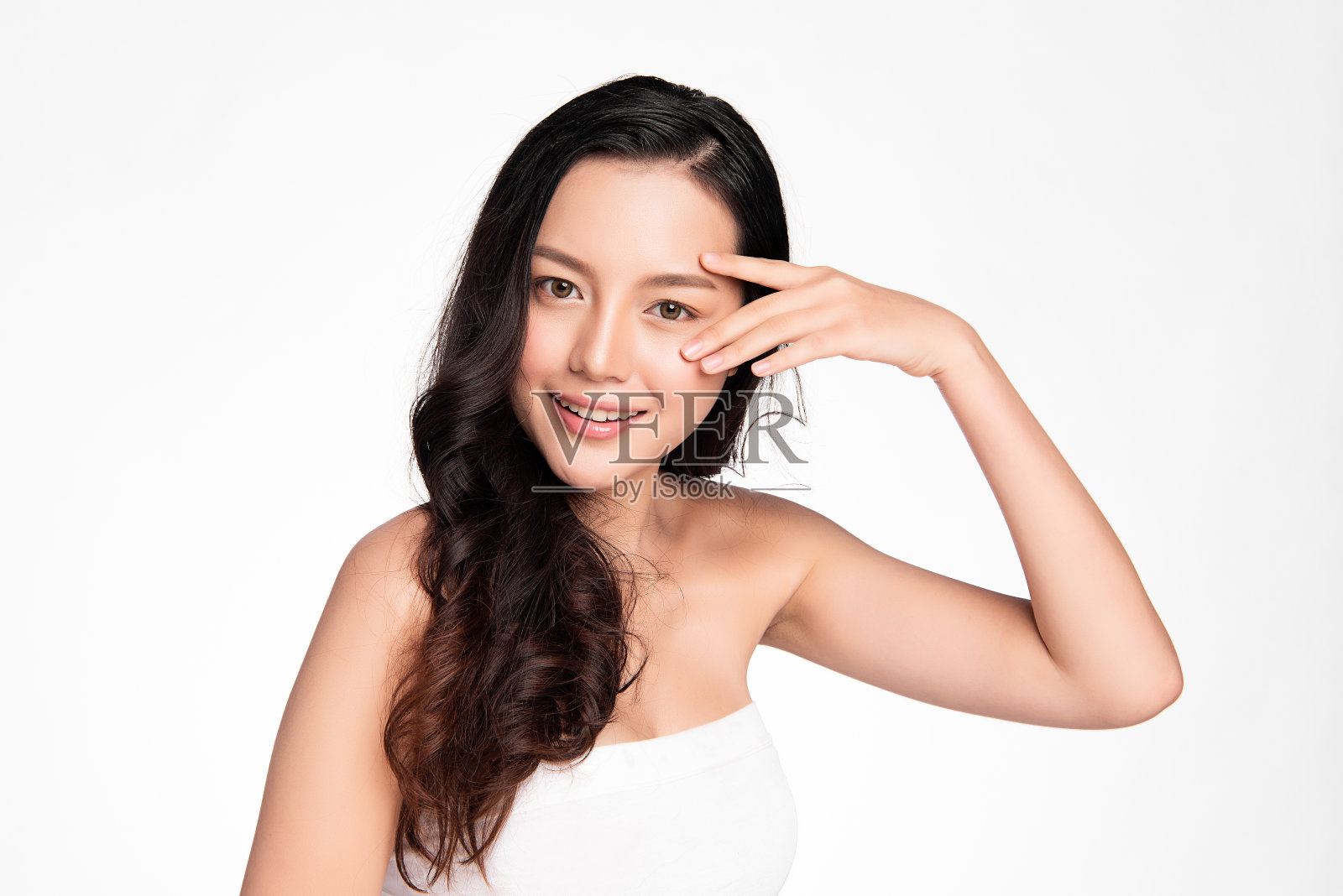 美丽年轻的亚洲女性与干净的新鲜皮肤在白色的背景，面部护理，面部治疗，美容和水疗中心，亚洲女性肖像。照片摄影图片