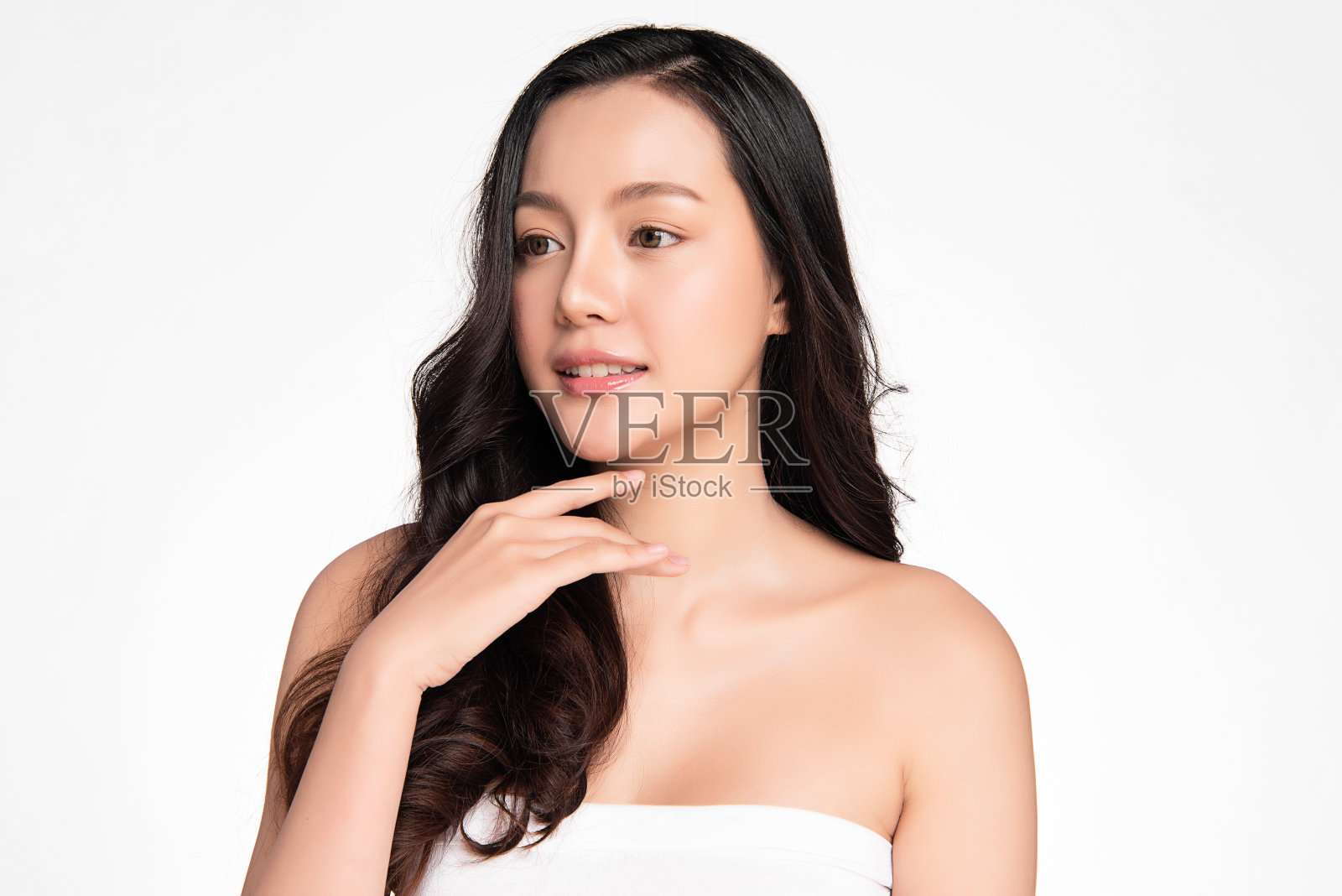 美丽年轻的亚洲女性与干净的新鲜皮肤在白色的背景，面部护理，面部治疗，美容和水疗中心，亚洲女性肖像。照片摄影图片