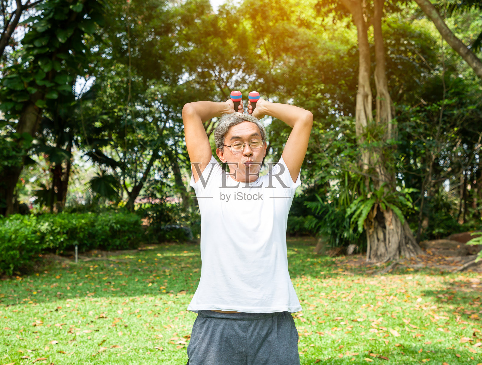 亚洲高级男子在公园里锻炼，在公园里用手握练习照片摄影图片