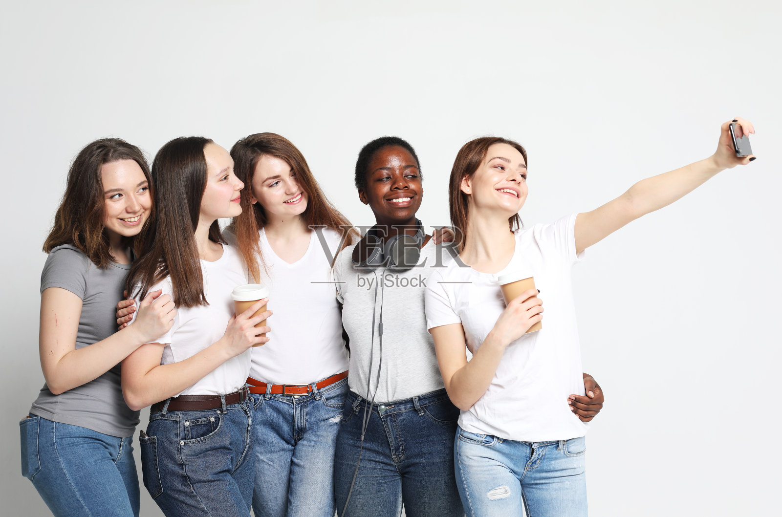 多元的多民族女性群体，非裔美国人和白人青少年朋友公司制作自拍照片摄影图片