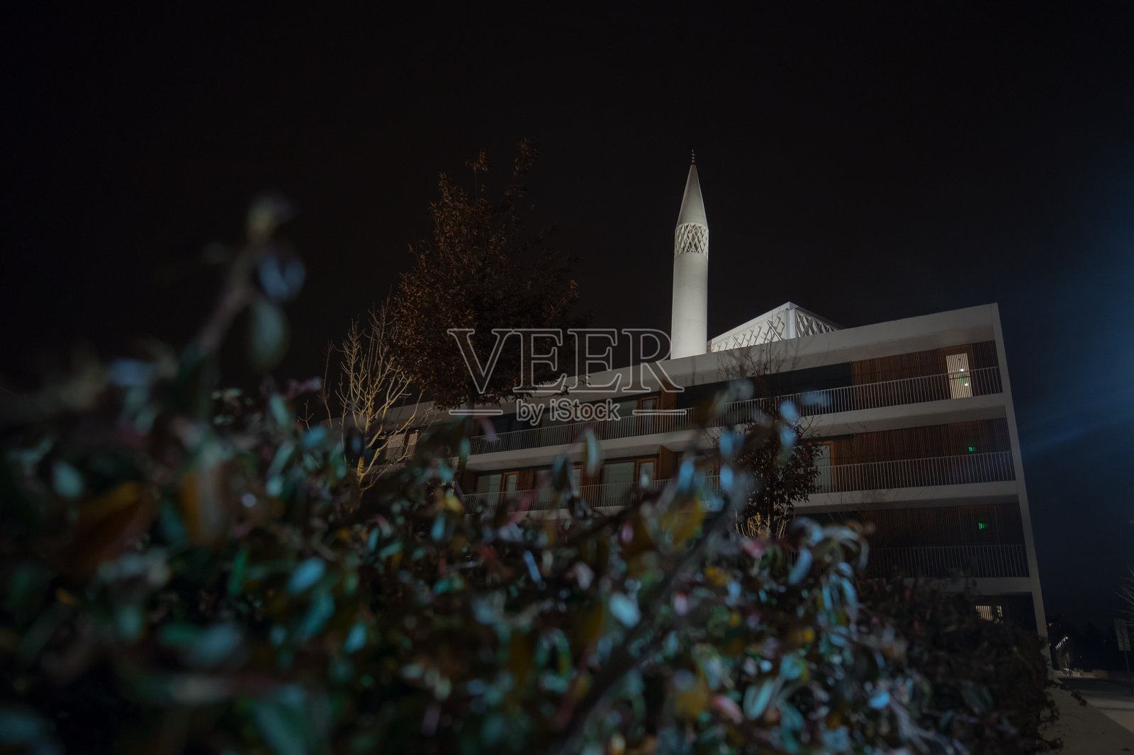 卢布尔雅那市中心的现代清真寺。伊斯兰中心在深夜的生动形象。照片摄影图片