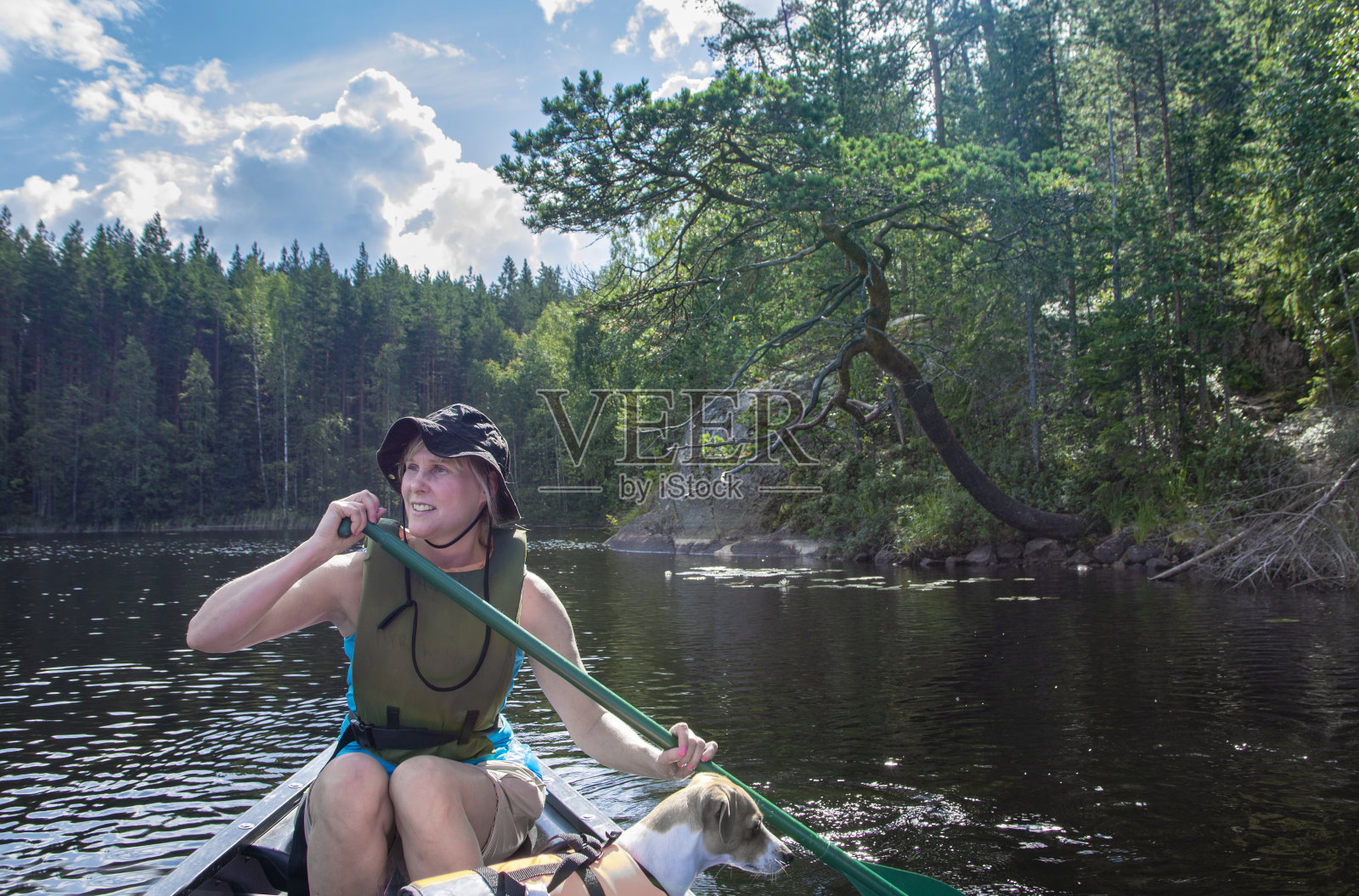 女人和狗划独木舟照片摄影图片