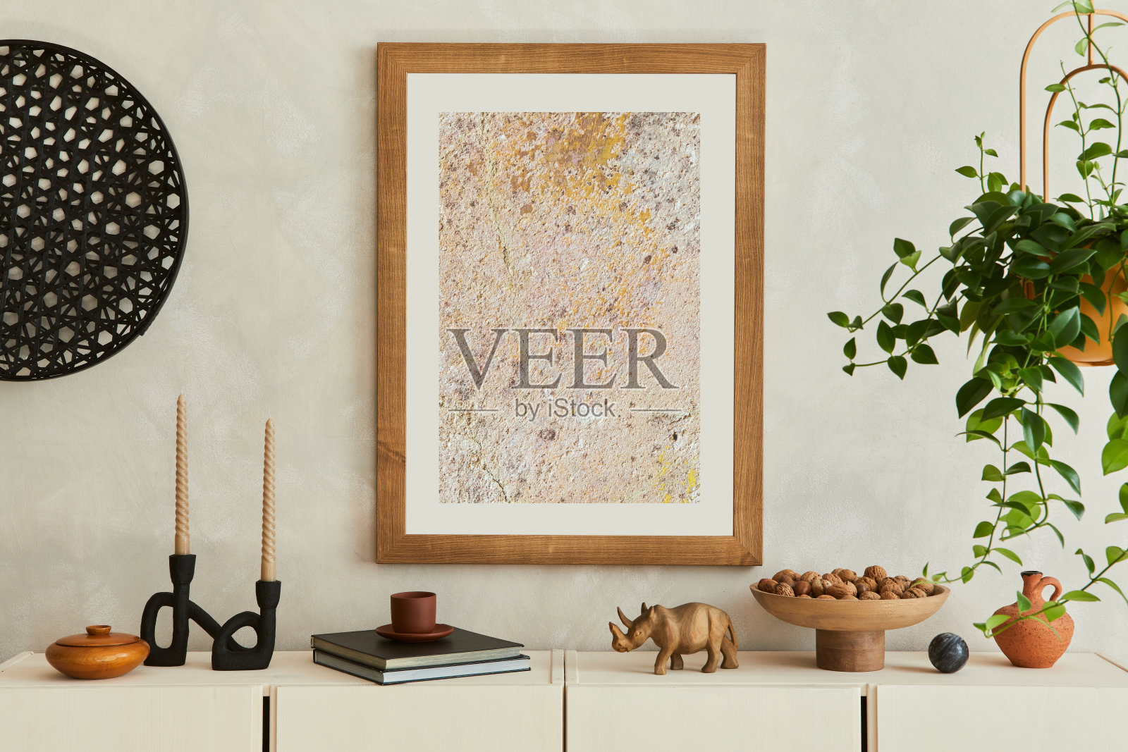 时尚和现代的米色客厅内部组成与模拟海报框架，米色木制餐具柜，植物和波西米亚风格的配件。模板。照片摄影图片