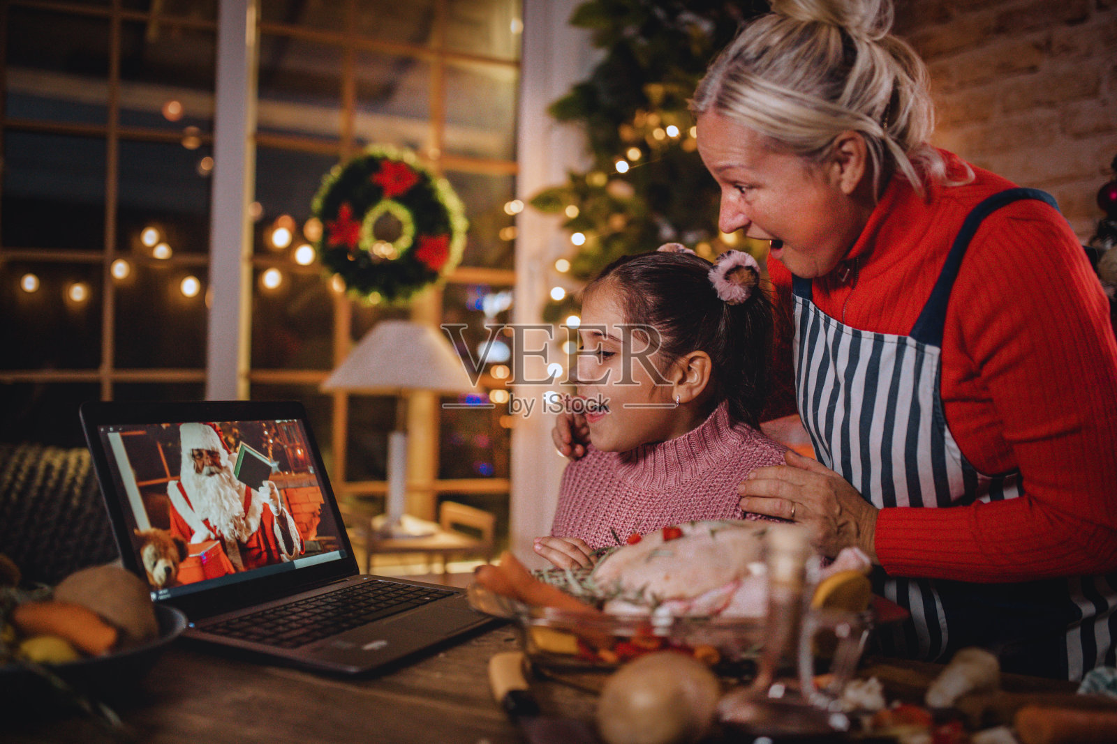 在祖母的厨房里准备圣诞晚餐照片摄影图片