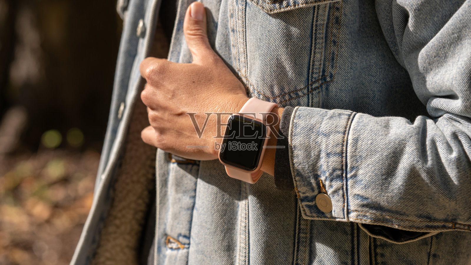 女性手握智能手表在户外散步，步数，健身追踪器，靠近，复制空间照片摄影图片