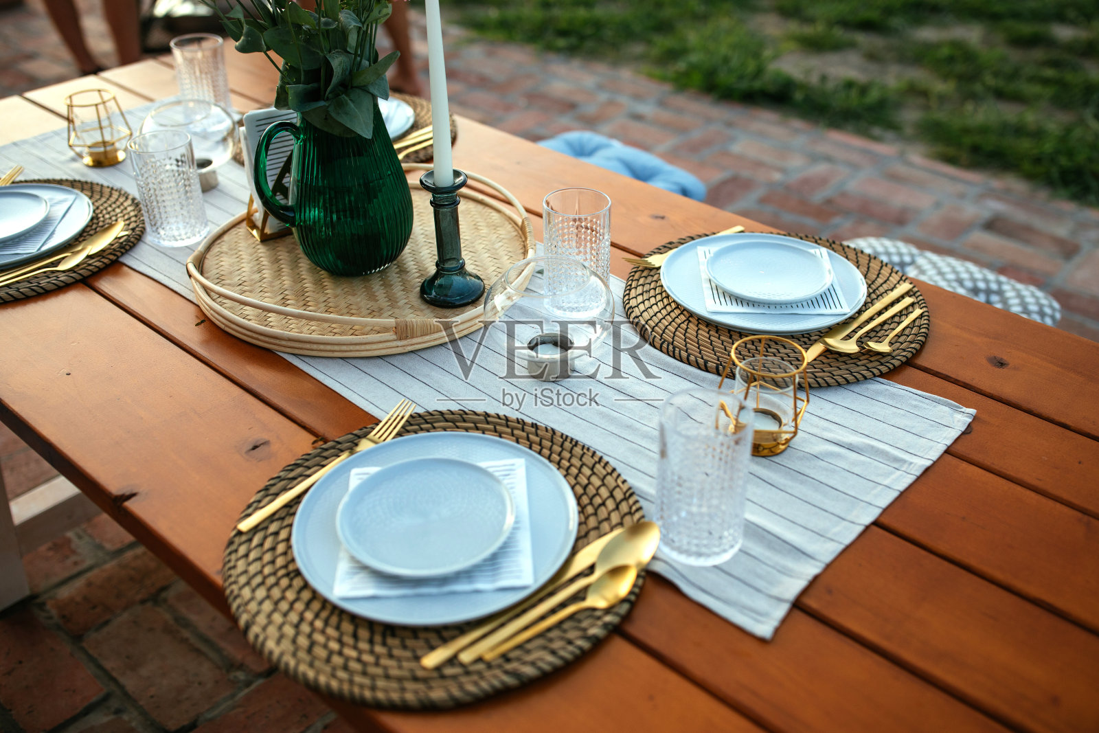 在后院的空餐桌上用餐照片摄影图片