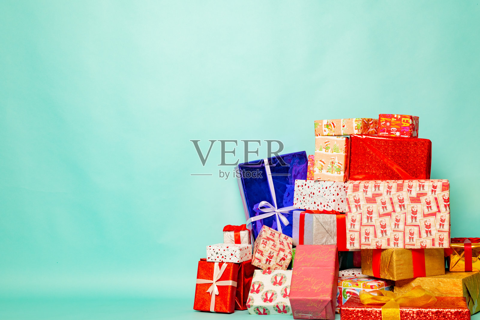 蓝色背景上放着圣诞礼物盒照片摄影图片