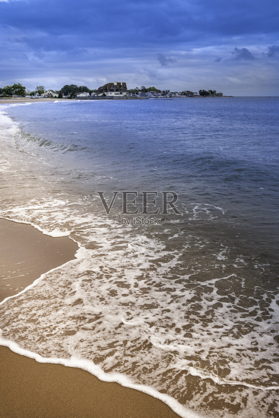 白色的波浪在沙滩上翻滚照片摄影图片